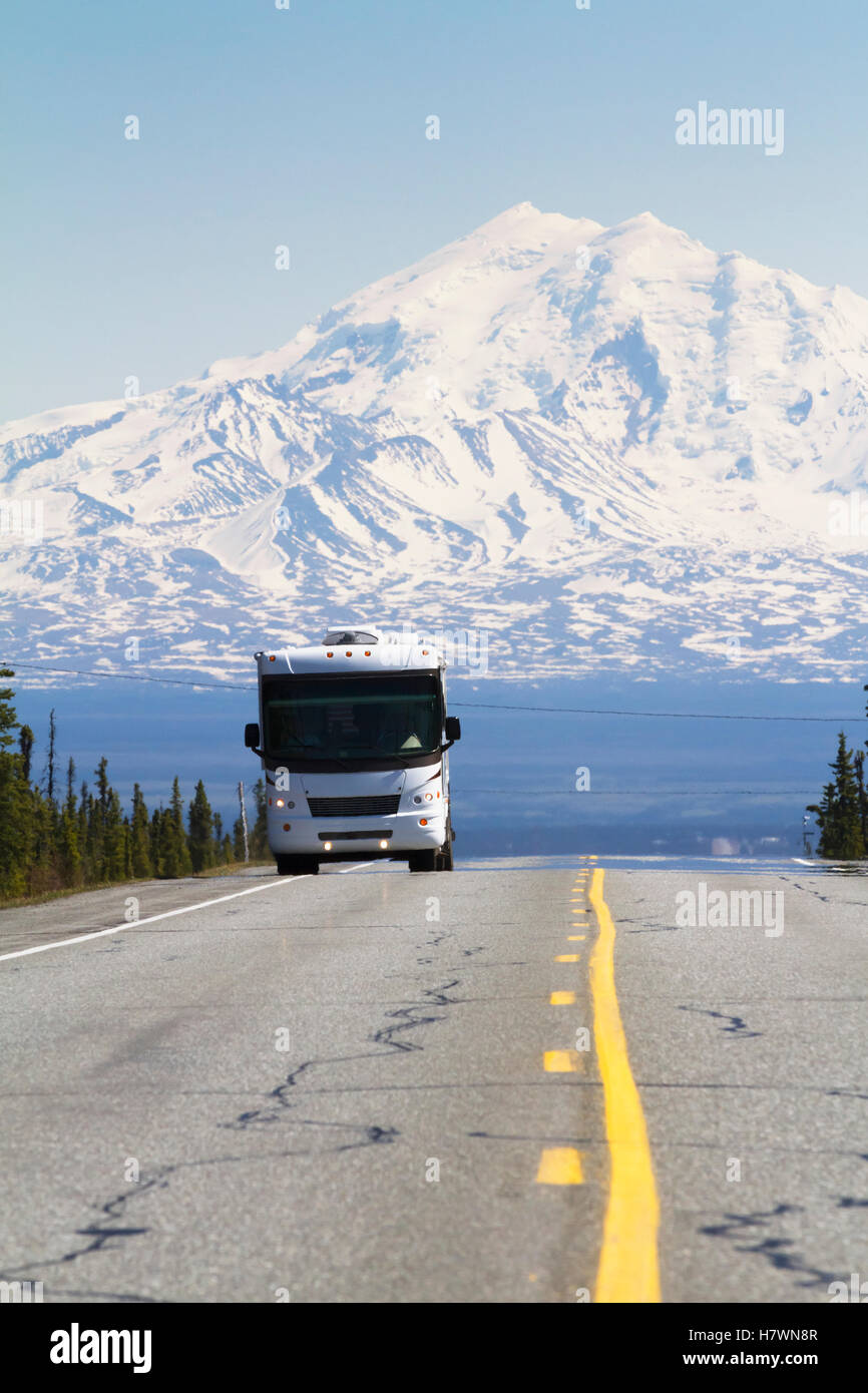 Ein Wohnmobil Köpfe auf dem Glenn Highway außerhalb von Glennallen, AK mit Mount Trommel im Hintergrund. Innenraum-AK. Sommer. Stockfoto