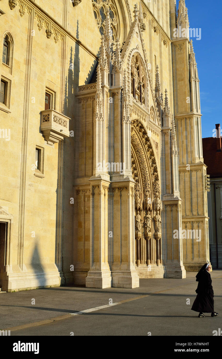 Ansicht der Fassade der Kathedrale mit Nonne in Kaptol; Zagreb, Kroatien Stockfoto