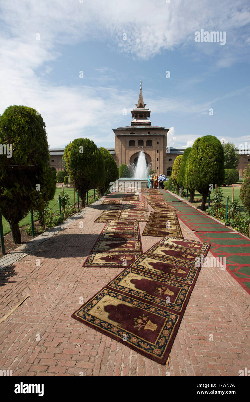 Gebetsteppiche in den zentralen Innenhof-Gärten der Jamia Masjid Moschee Stockfoto