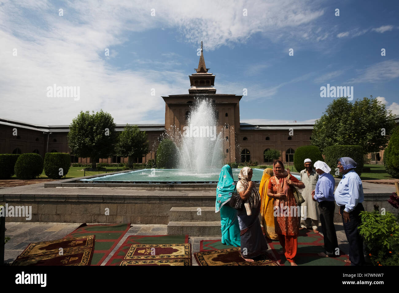 Pilger in den zentralen Innenhof-Gärten der Jamia Masjid Moschee Stockfoto