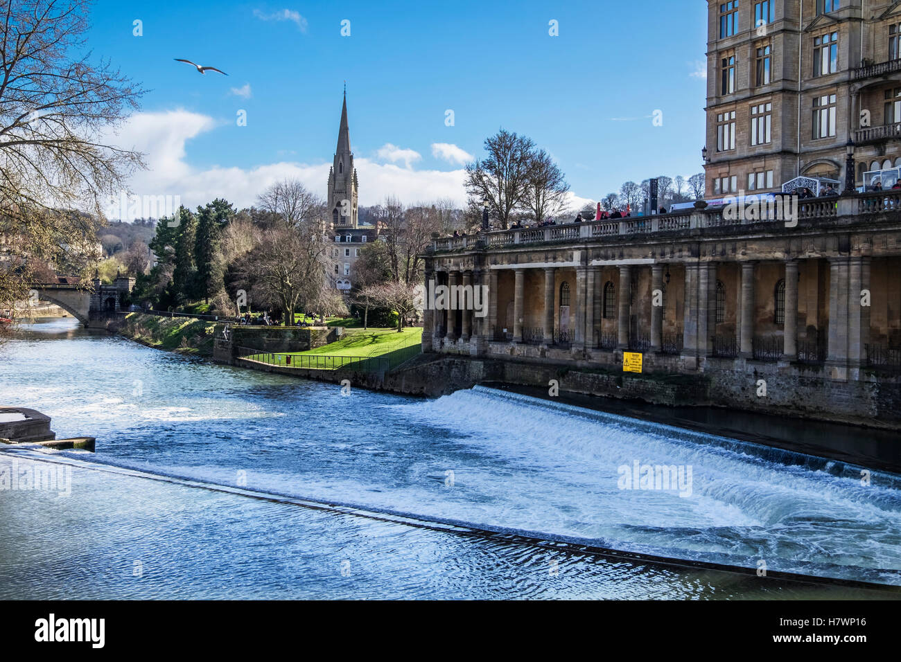 Pulteney Wehr in den Fluss Avon flussabwärts von Pulteney Bridge; Bath, Somerset, England Stockfoto