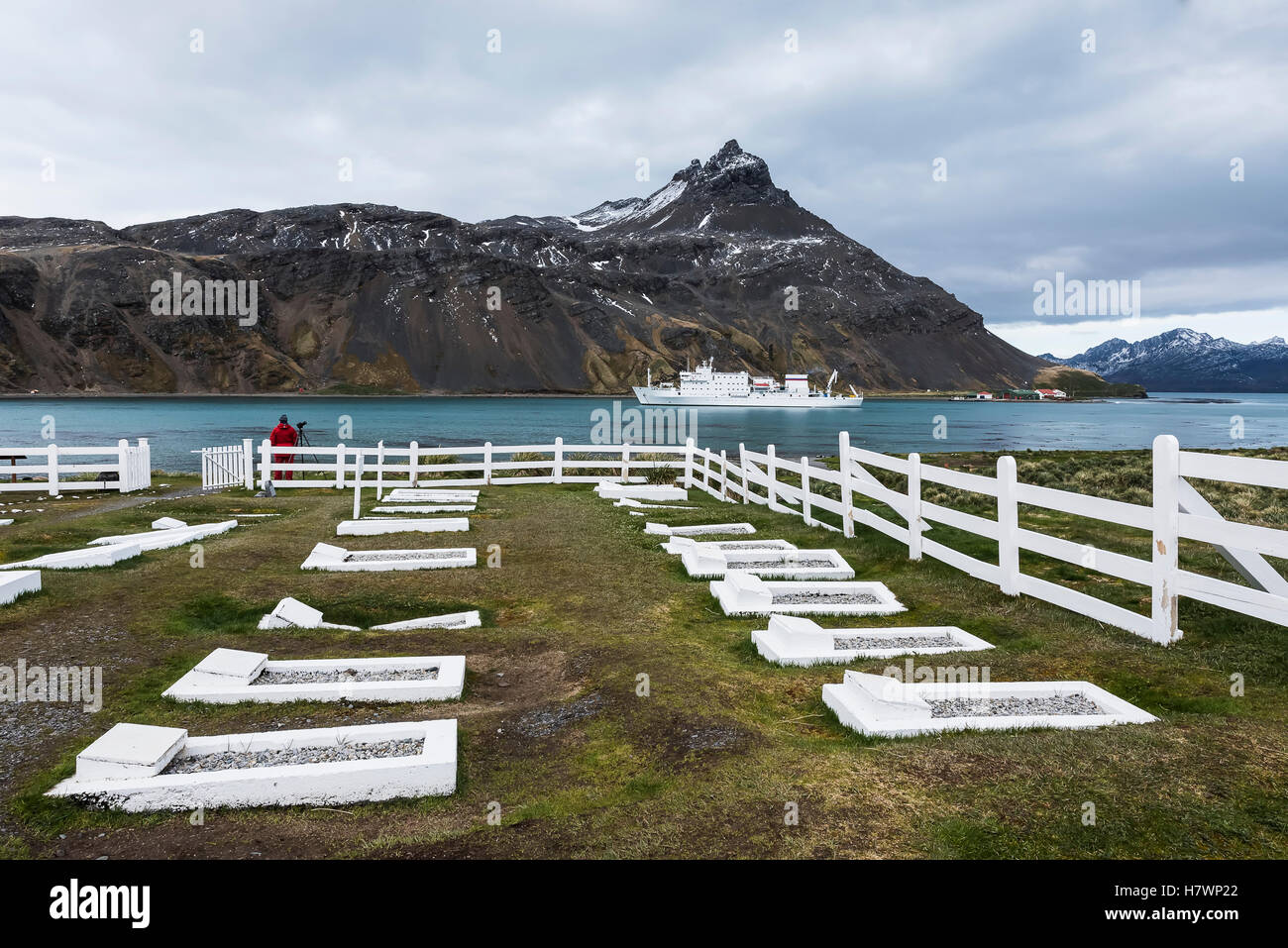 Friedhof an der Küste mit einer Kreuzfahrt Schiff im Hafen; Grytviken