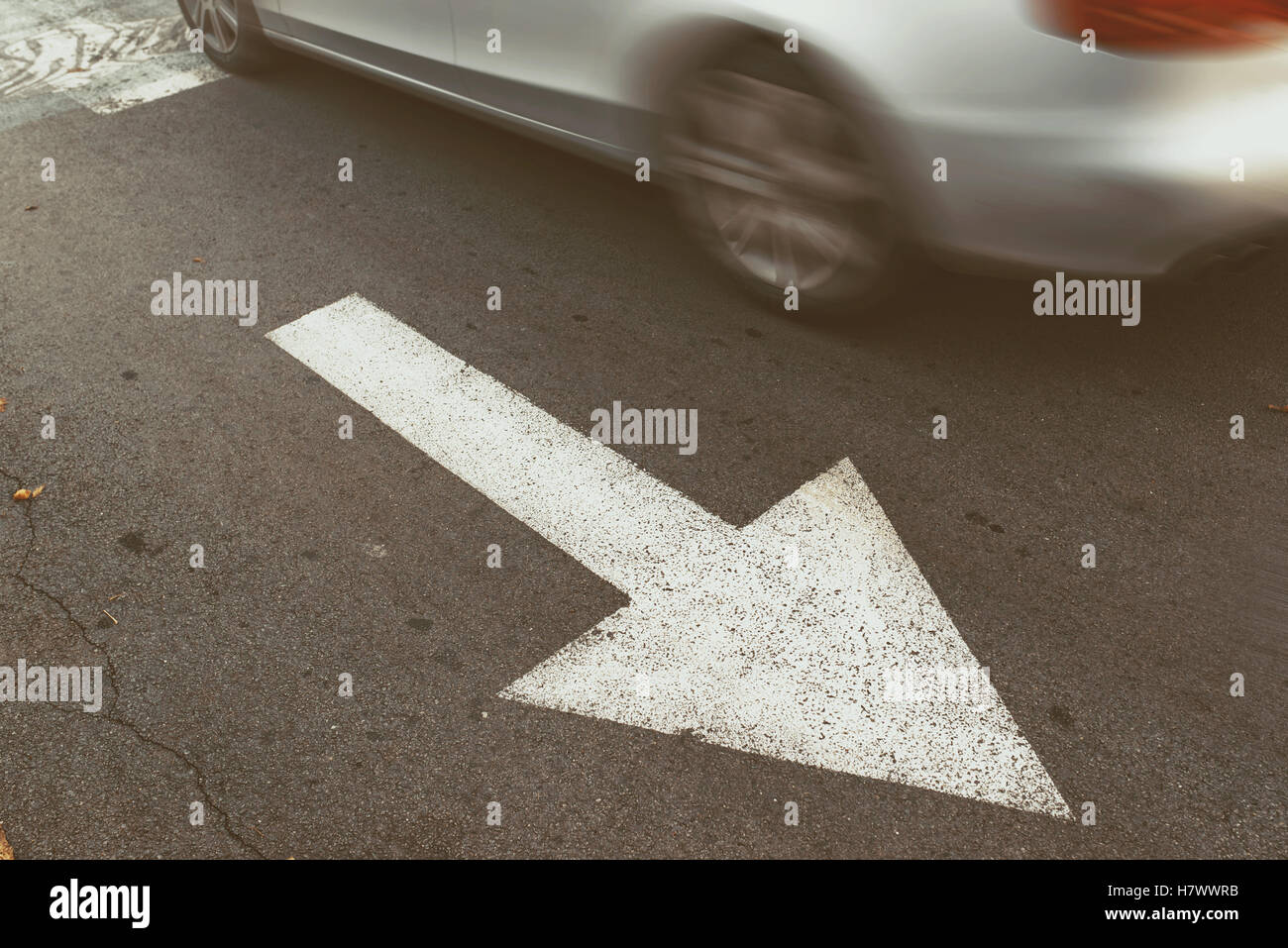 Autofahren in falsche Richtung gegen Pfeilzeichen, Verhalten im Straßenverkehr, so dass Straftat verboten Stockfoto