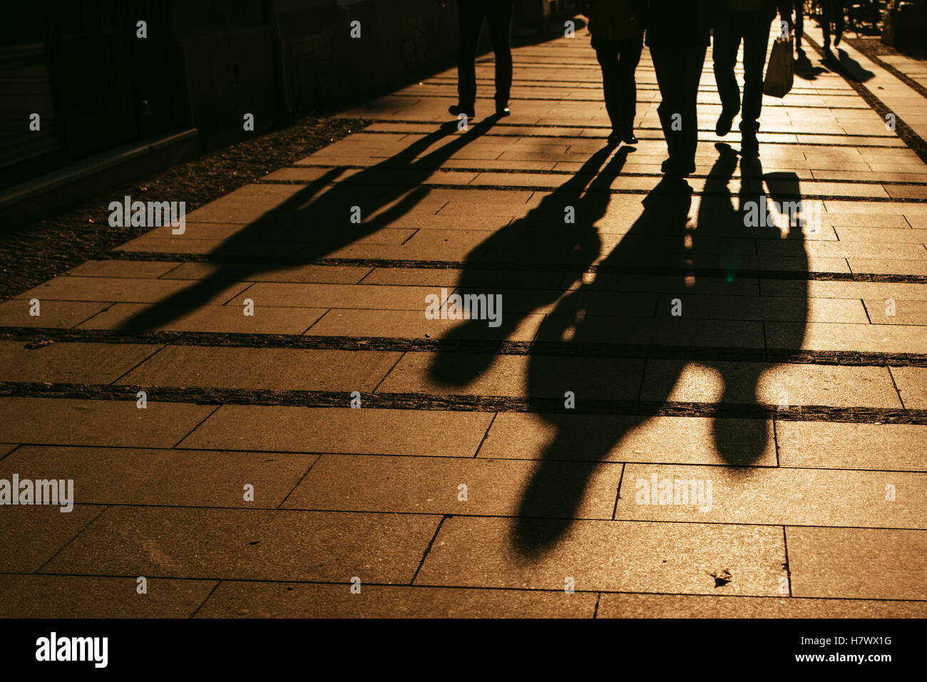 Silhouetten von Menschen zu Fuß auf Stadt Straße und Gießen Schatten auf Asphalt, allgemeine öffentliche Konzept für jede Gemeinschaft im Zusammenhang mit t Stockfoto