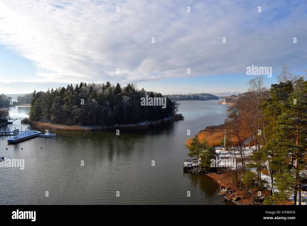 Schöne Aussicht in Pargas Finnland. Ein Teil des Turku Archipel. Im November Meer ist noch offen, aber erste Schnee ist da. Stockfoto