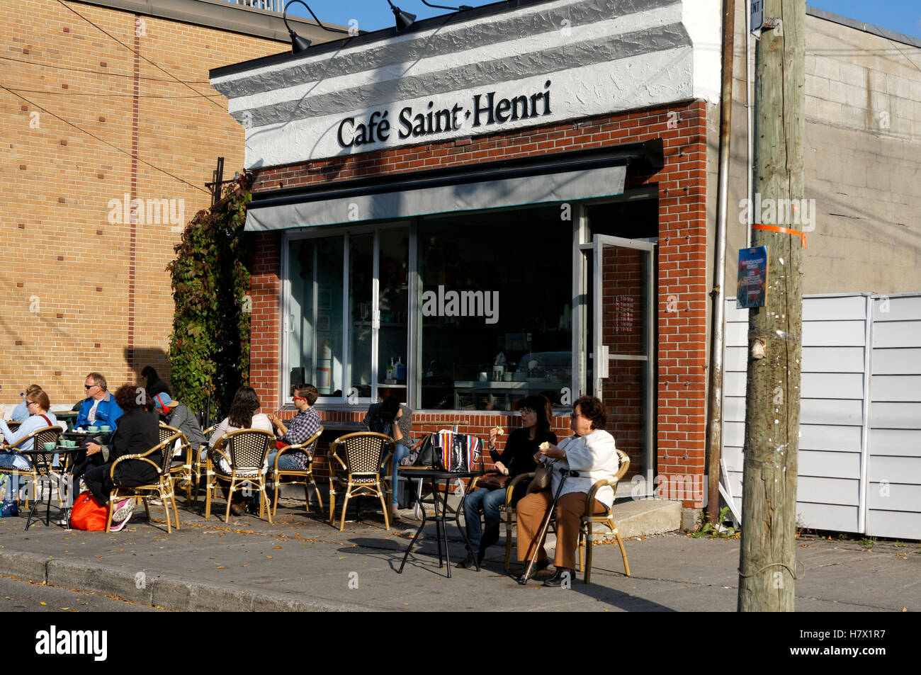 Menschen entspannen im Cafe St. Henri Café gegenüber dem Jean Talon Market, Montreal, Quebec, Kanada Stockfoto
