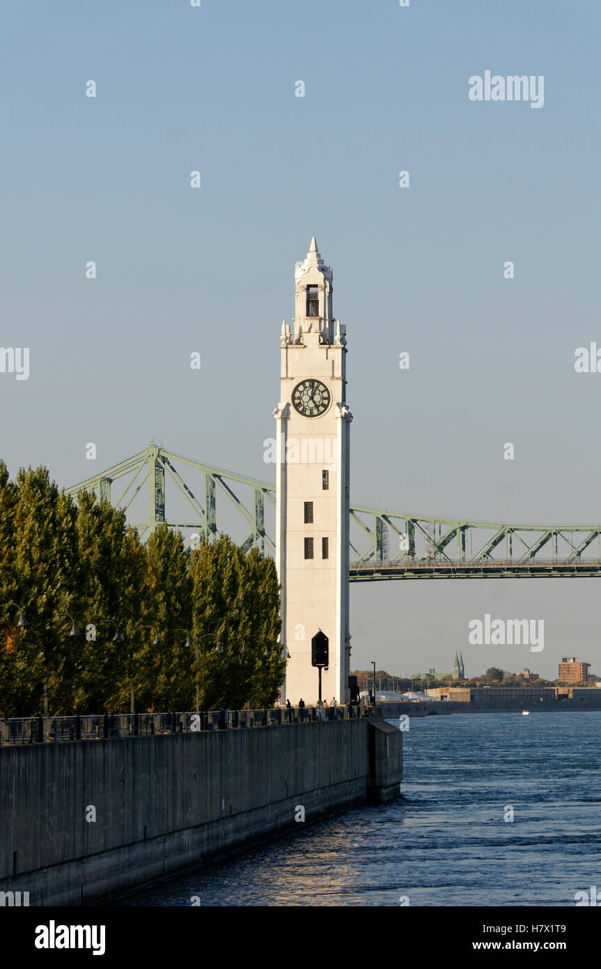 Der Uhrenturm entfernt ion Quai de Horloge mit mit dem Jacques Cartier Brücke zurück, den Alten Hafen von Montreal, Quebec, Kanada Stockfoto