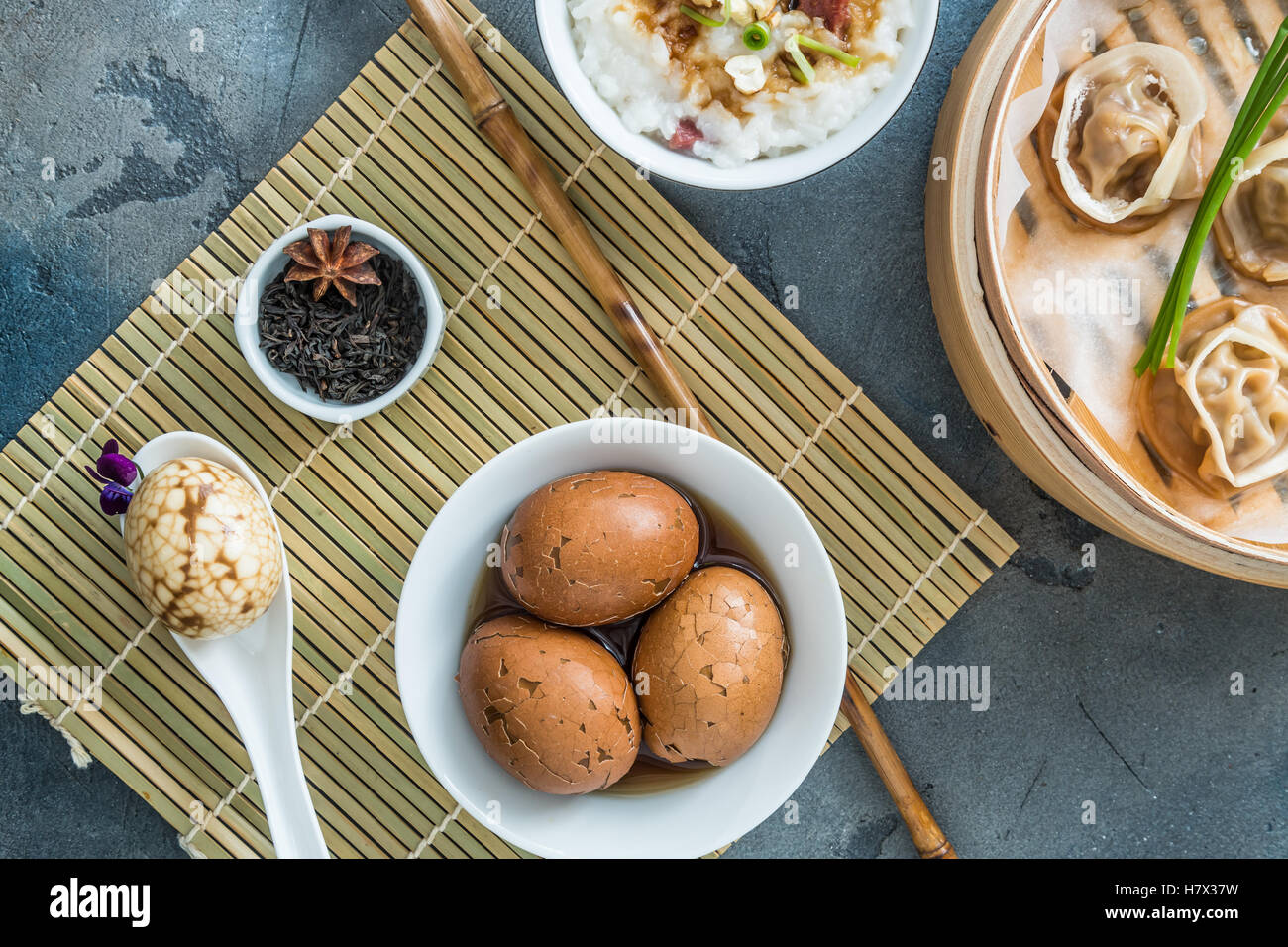 Geschälte hartgekochte Chinesisch marmoriert oder Tee Eiern Stockfoto