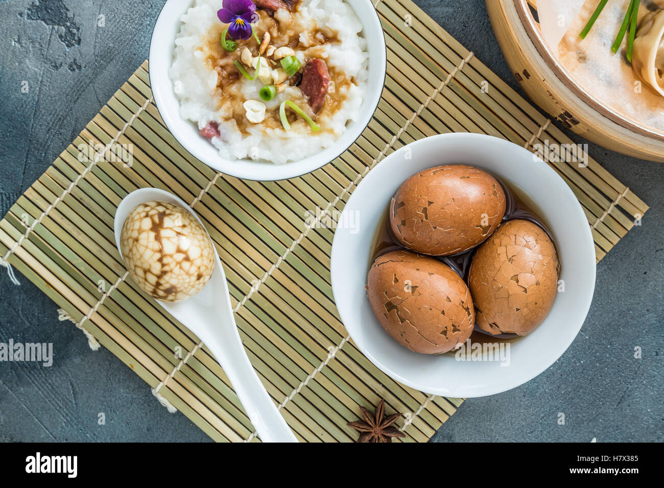 Geschälte hartgekochte Chinesisch marmoriert oder Tee Eiern Stockfoto