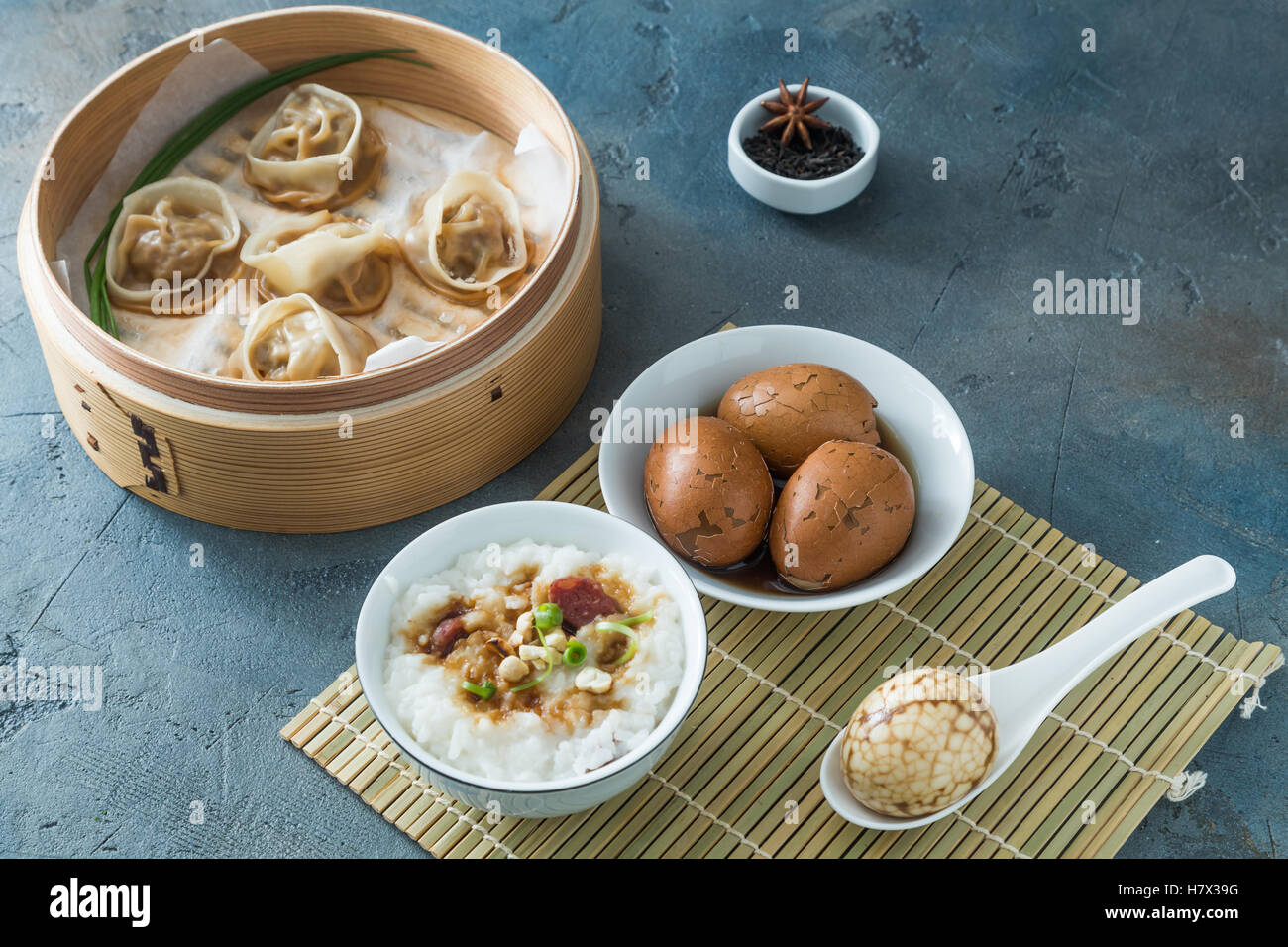 Geschälte hartgekochte Chinesisch marmoriert oder Tee Eiern Stockfoto