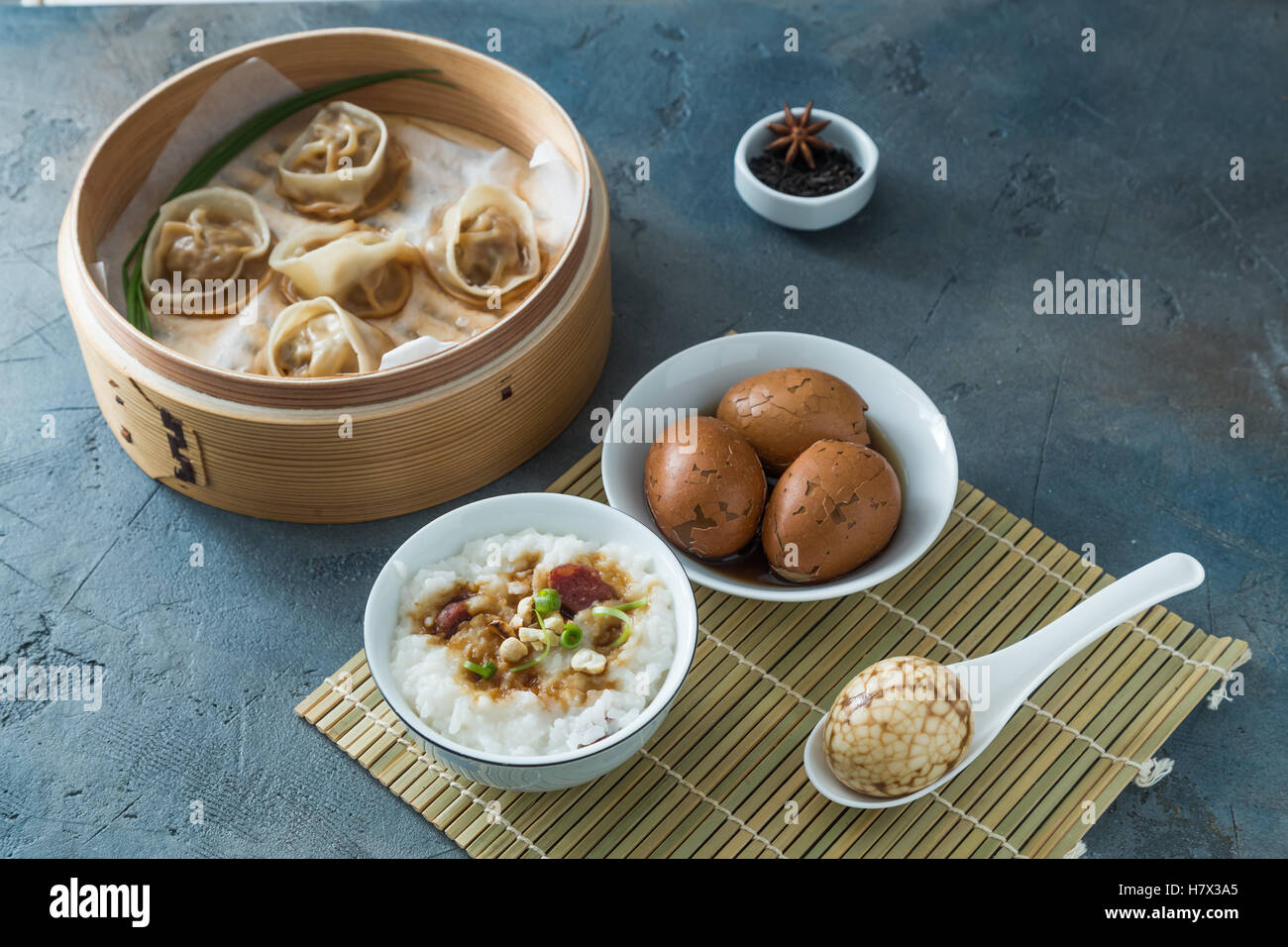 Geschälte hartgekochte Chinesisch marmoriert oder Tee Eiern Stockfoto