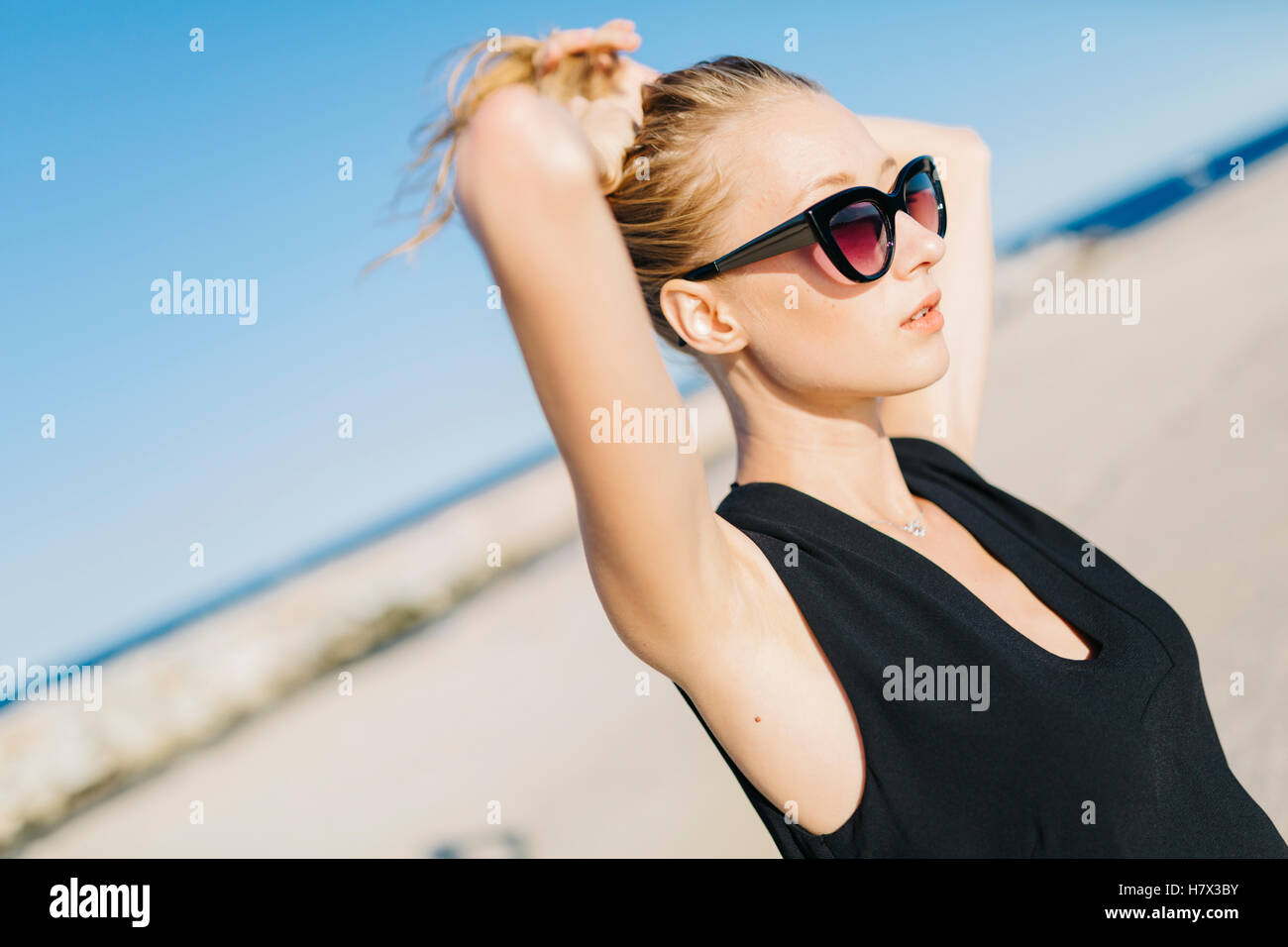 Bildnis einer blonden Frau im Sommer Stockfoto