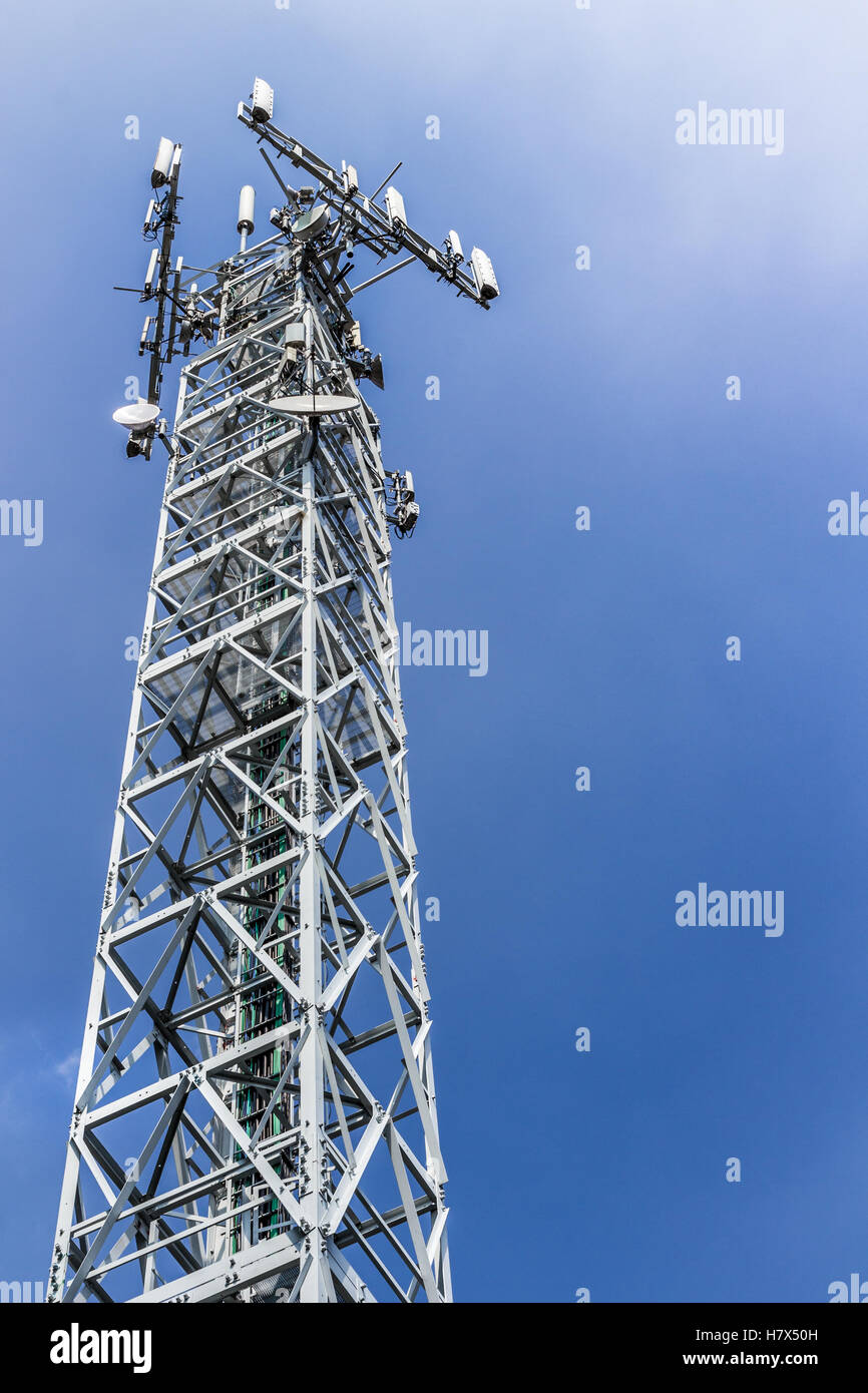 Telekommunikation-Antenne für Radio, Fernsehen und Telefonie gegen klarer Himmel Stockfoto