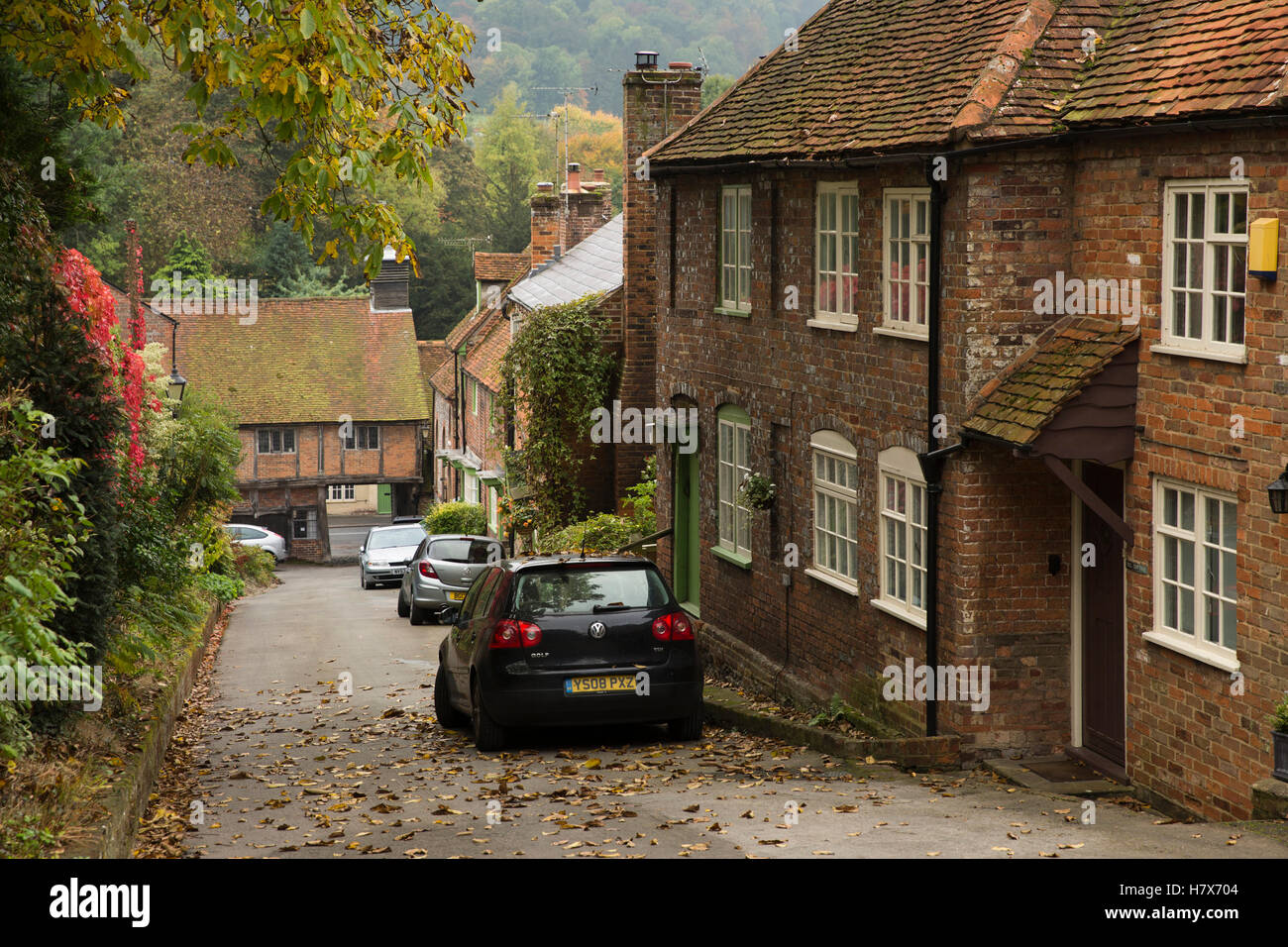 Großbritannien, England, Buckinghamshire, West Wycombe, Church Lane, Backstein gebaute Häuser auf Hügel Stockfoto