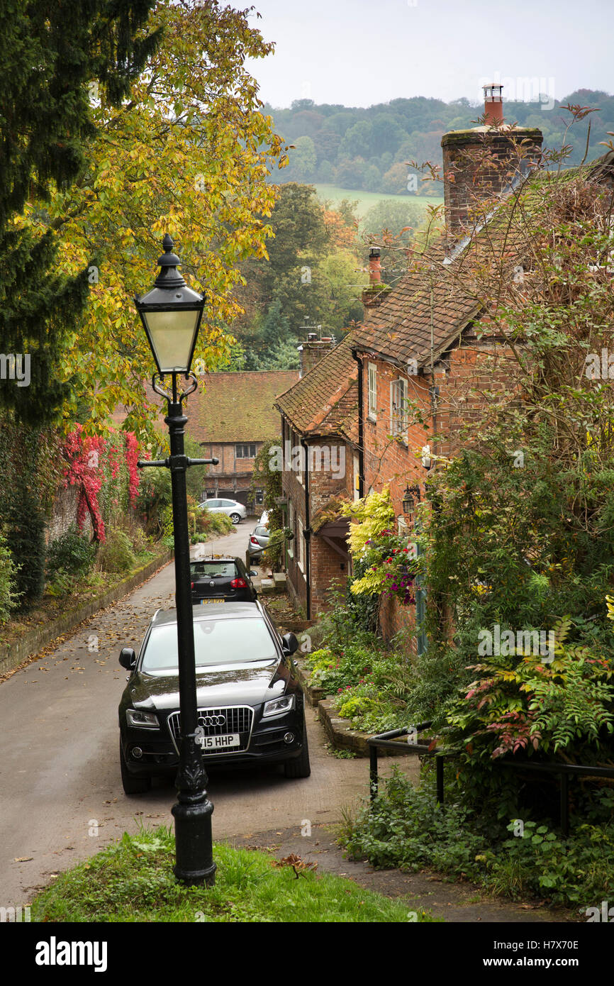 Großbritannien, England, Buckinghamshire, West Wycombe, Church Lane, Backstein gebaute Häuser auf Hügel Stockfoto