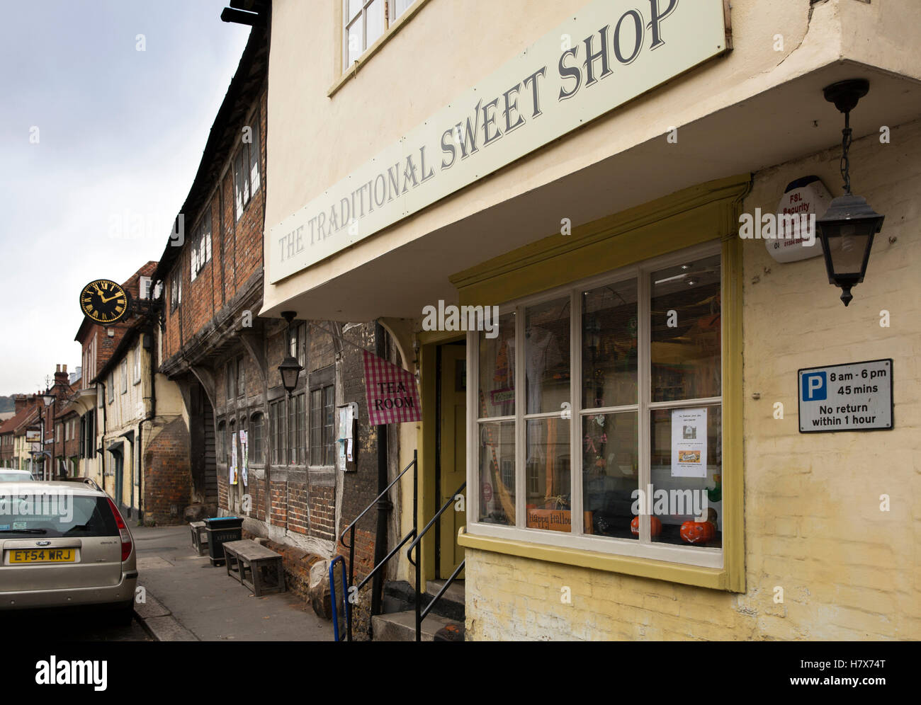 Großbritannien, England, Buckinghamshire, West Wycombe, High Street, altem überhängenden süße Dorfladen und Kirche Loft Stockfoto