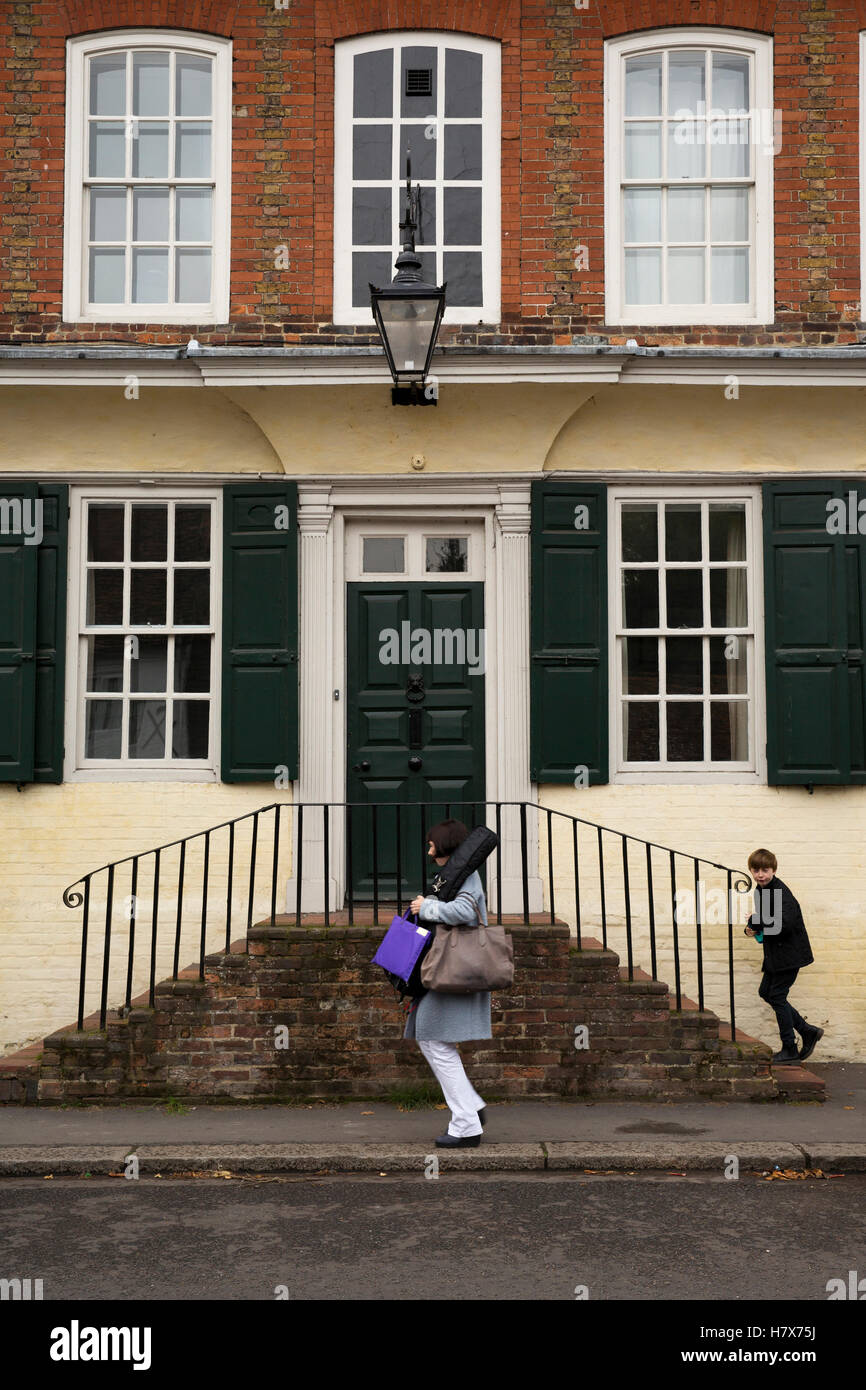 UK, England, Buckinghamshire, West Wycombe, High Street, Mutter und Sohn vorbei Schritte Haus, das ehemalige Herrenhaus Stockfoto