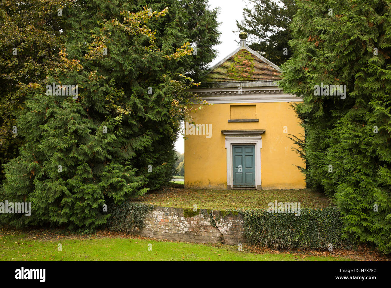 Kittys Lodge, West Wycombe, Buckinghamshire, England fake Haus Fassade abscheulichen Daphnes Tempel Stockfoto