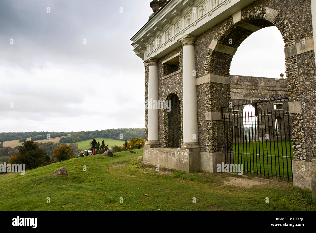 England, West Wycombe, Buckinghamshire Dashwood Mausoleum im Herbst Stockfoto