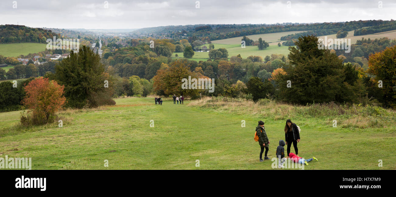 England, Buckinghamshire, West Wycombe, Besucher zu Fuß bergauf zum Mausoleum im Herbst, Panorama Stockfoto