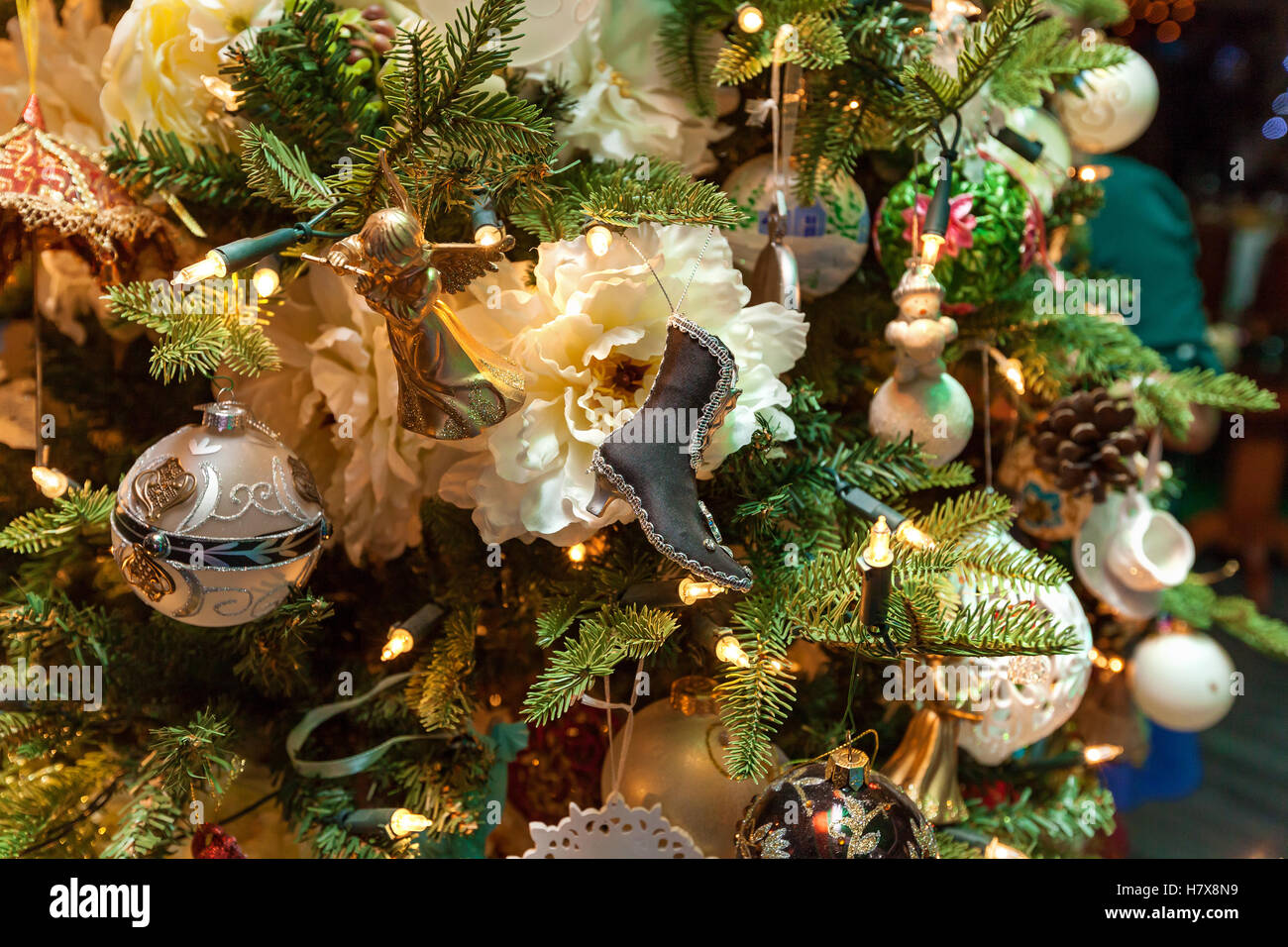 Weihnachten Spielzeug. Schließen Sie herauf Bild der Weihnachtsbaum mit original Spielzeug, Boot, Ball und Blumen geschmückt. Stockfoto