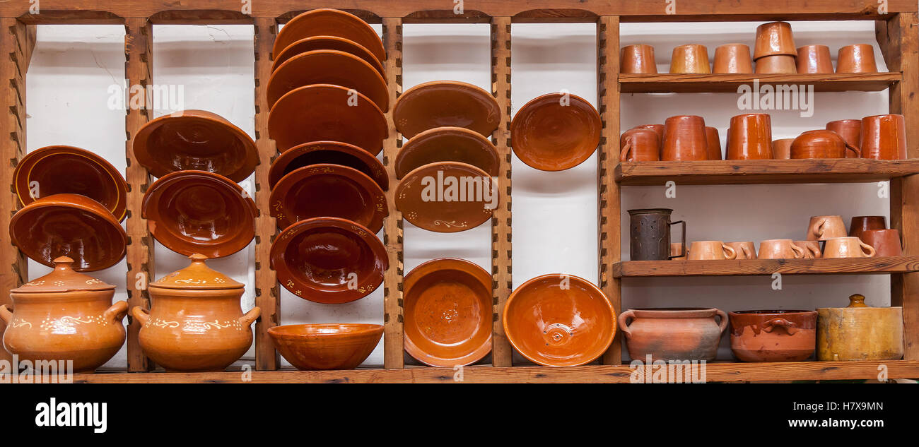 Ton-Geschirr. Satz von Ton-Geschirr, Teller, Tassen und Töpfe in den  hölzernen Regalen Stockfotografie - Alamy