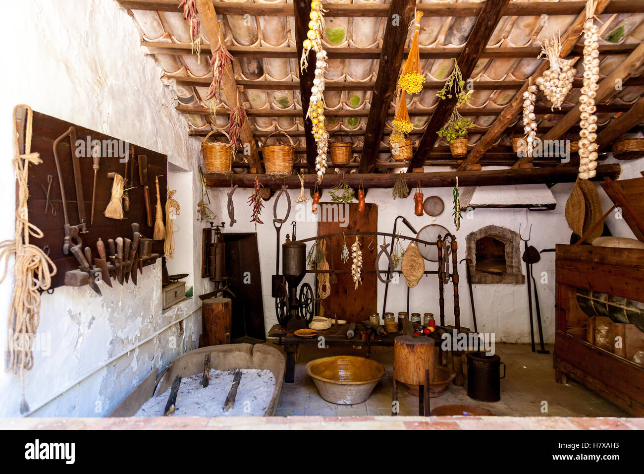 Altmodische Küche mit antiken Gerichte und hängenden Knoblauch und Zwiebel Stockfoto