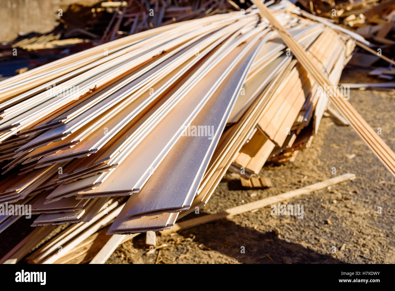 Hölzerne Trümmerhaufen im Industriegebiet. Das Holz wird später zerkleinert, um als Brennstoff verwendet werden. Stockfoto