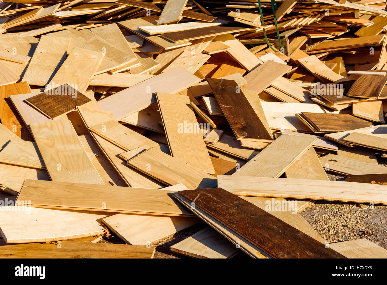 Hölzerne Trümmerhaufen im Industriegebiet. Das Holz wird später zerkleinert, um als Brennstoff verwendet werden. Stockfoto
