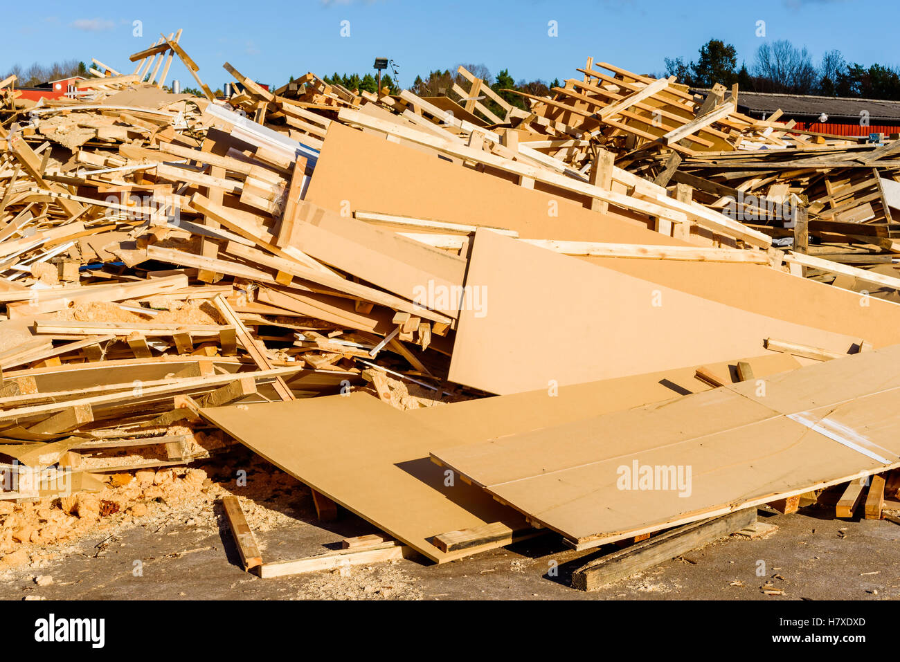 Hölzerne Trümmerhaufen im Industriegebiet. Das Holz wird später zerkleinert, um als Brennstoff verwendet werden. Stockfoto