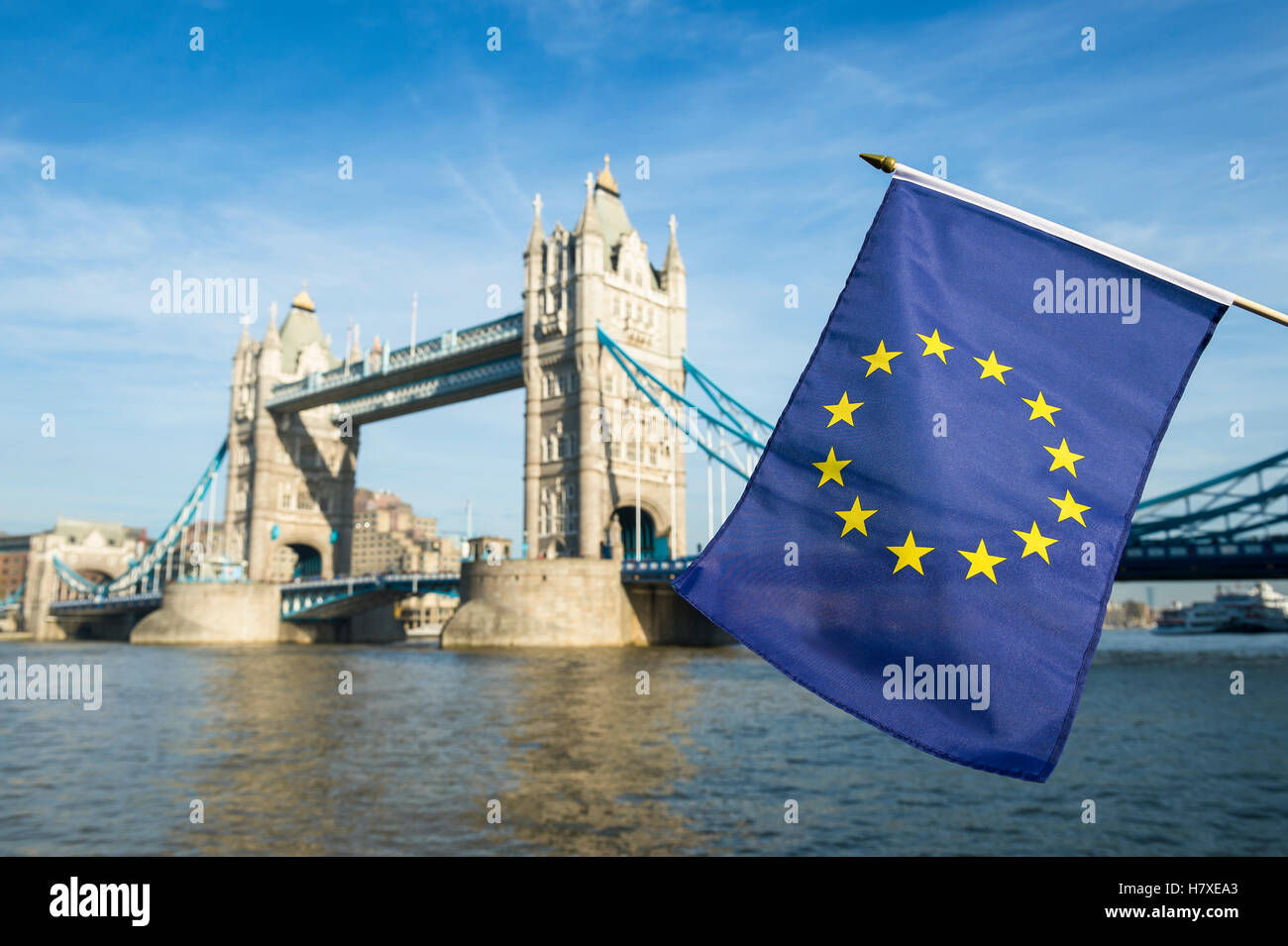 Europäischen Union Flagge vor der Tower Bridge in einer Erklärung der Brexit EU-Referendum in London, UK Stockfoto