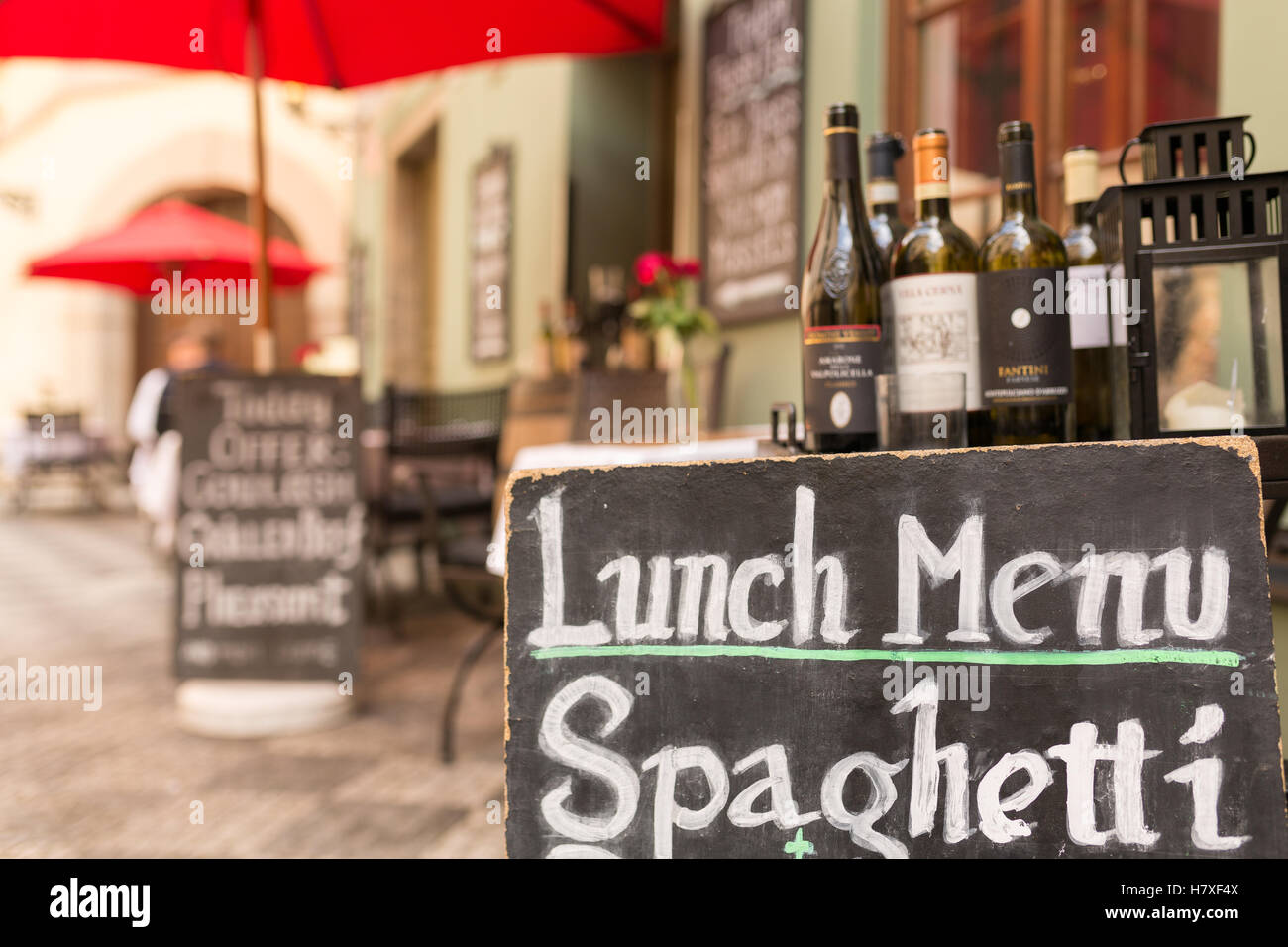 Blick auf einen alten Ortskern mit restaurants Stockfoto