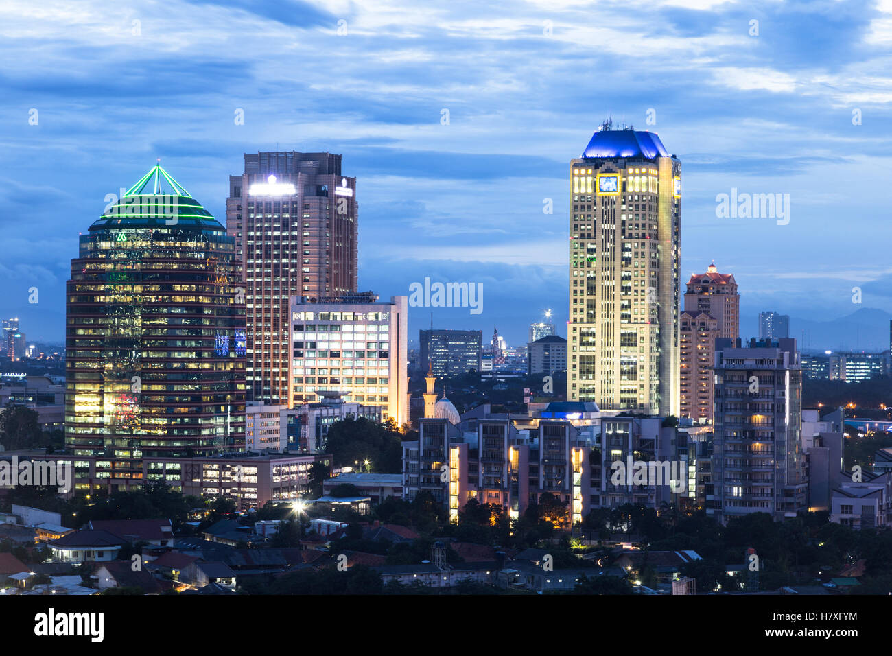 Jakarta-Skyline um central Business District bei Nacht in der Hauptstadt von Indonesien. Stockfoto