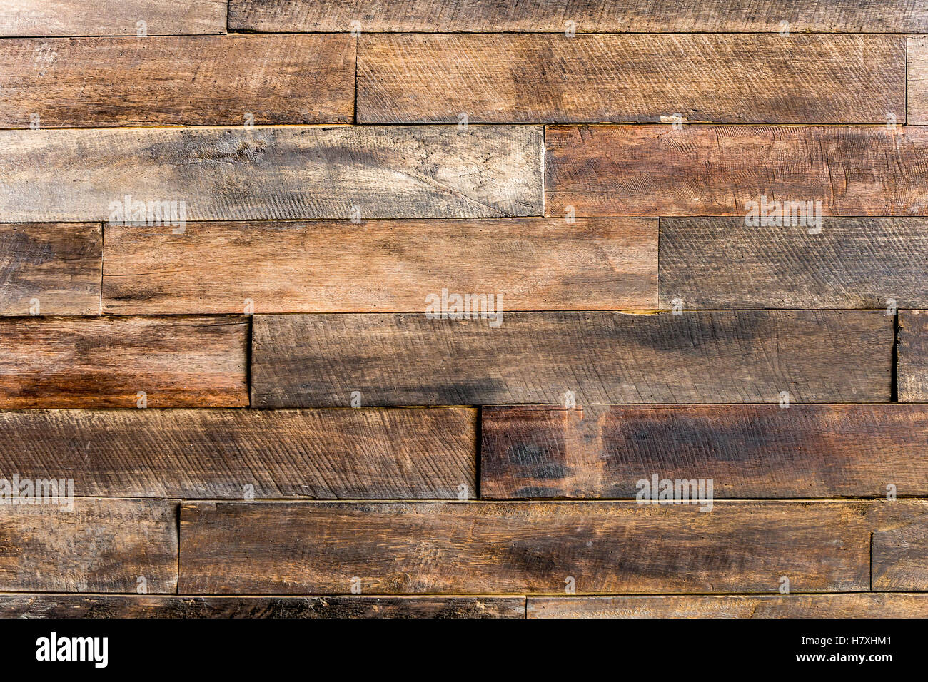Nahaufnahme der Mauer aus Holzbohlen Holzstruktur Hintergrund alte Platten gemacht. Stockfoto