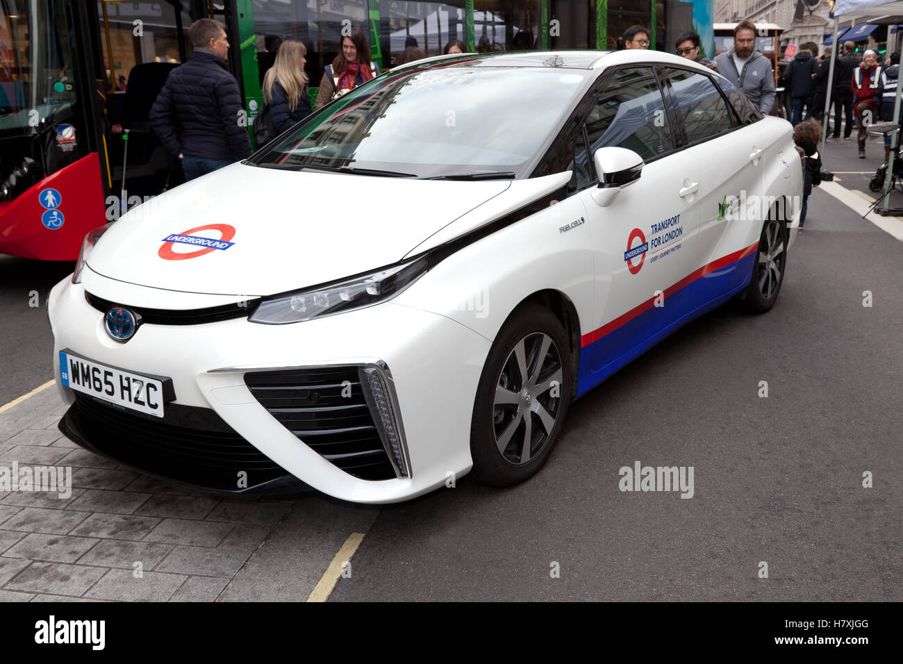 2016 Toyota Mirai, eine Wasserstoff-Brennstoffzelle Fahrzeugdisplay in das Autofahren Umweltzone, die 2016 Regents Street Motor Show Stockfoto