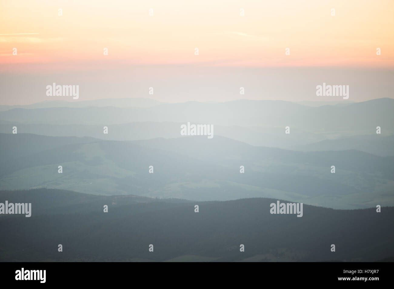 Eine schöne perspektivische Ansicht über Bergen mit einem Farbverlauf Stockfoto
