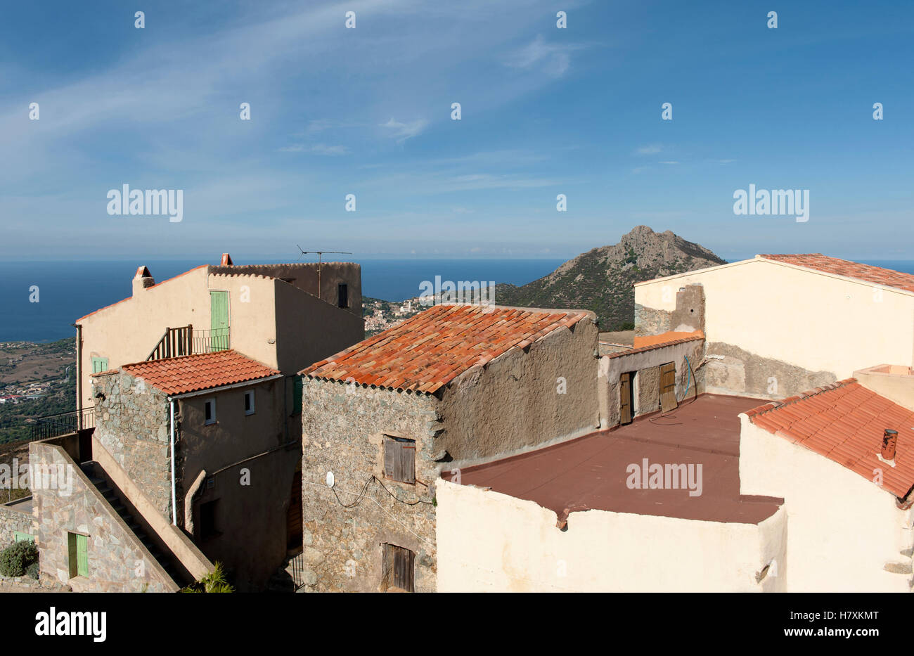 Blick über die Landschaft Balagne auf das Mittelmeer vom Dorf oben Sant'Antonino, Haute-Corse, Frankreich Stockfoto