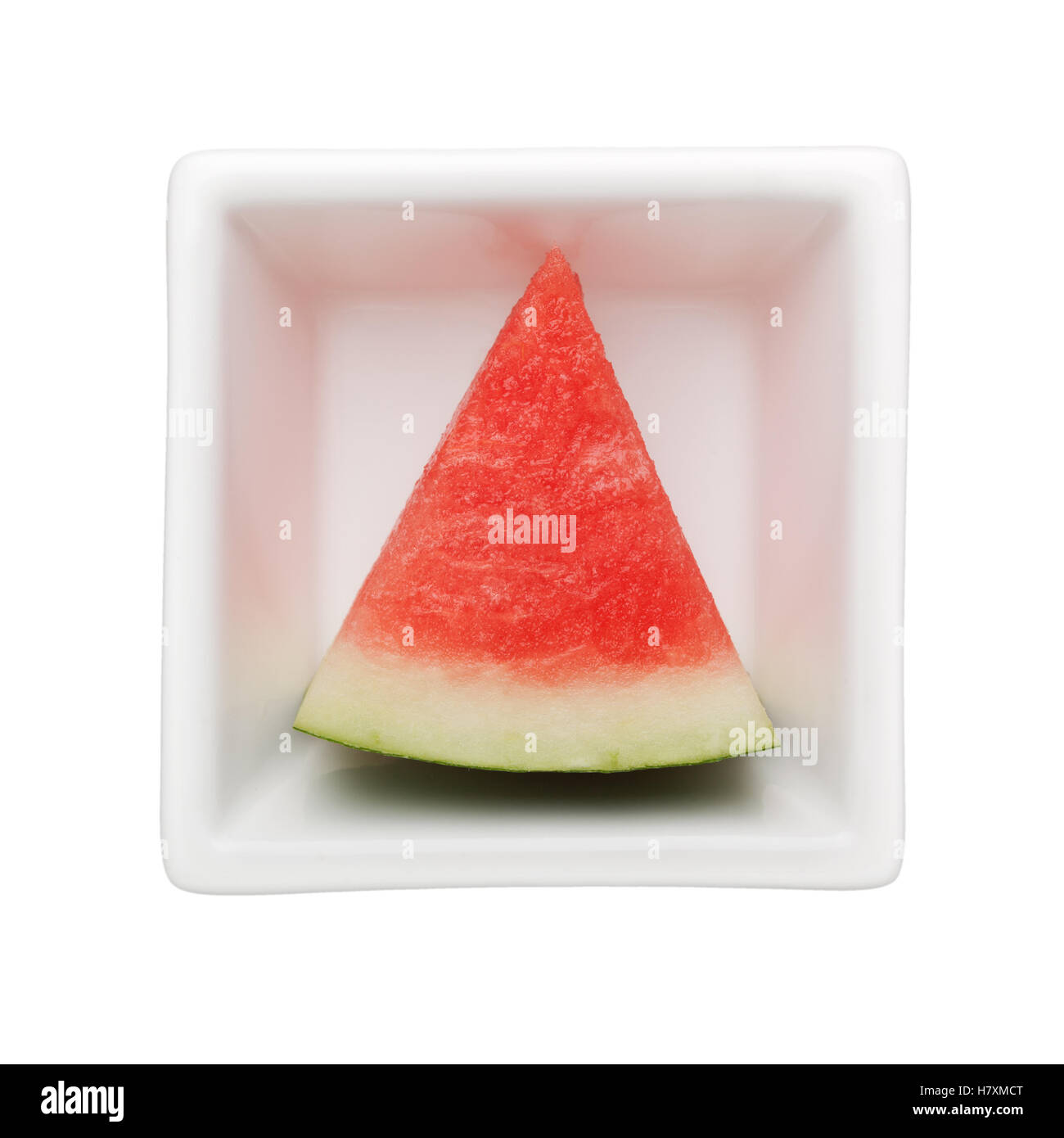 Scheibe Wassermelone in eine quadratische Schale isoliert auf weißem Hintergrund Stockfoto
