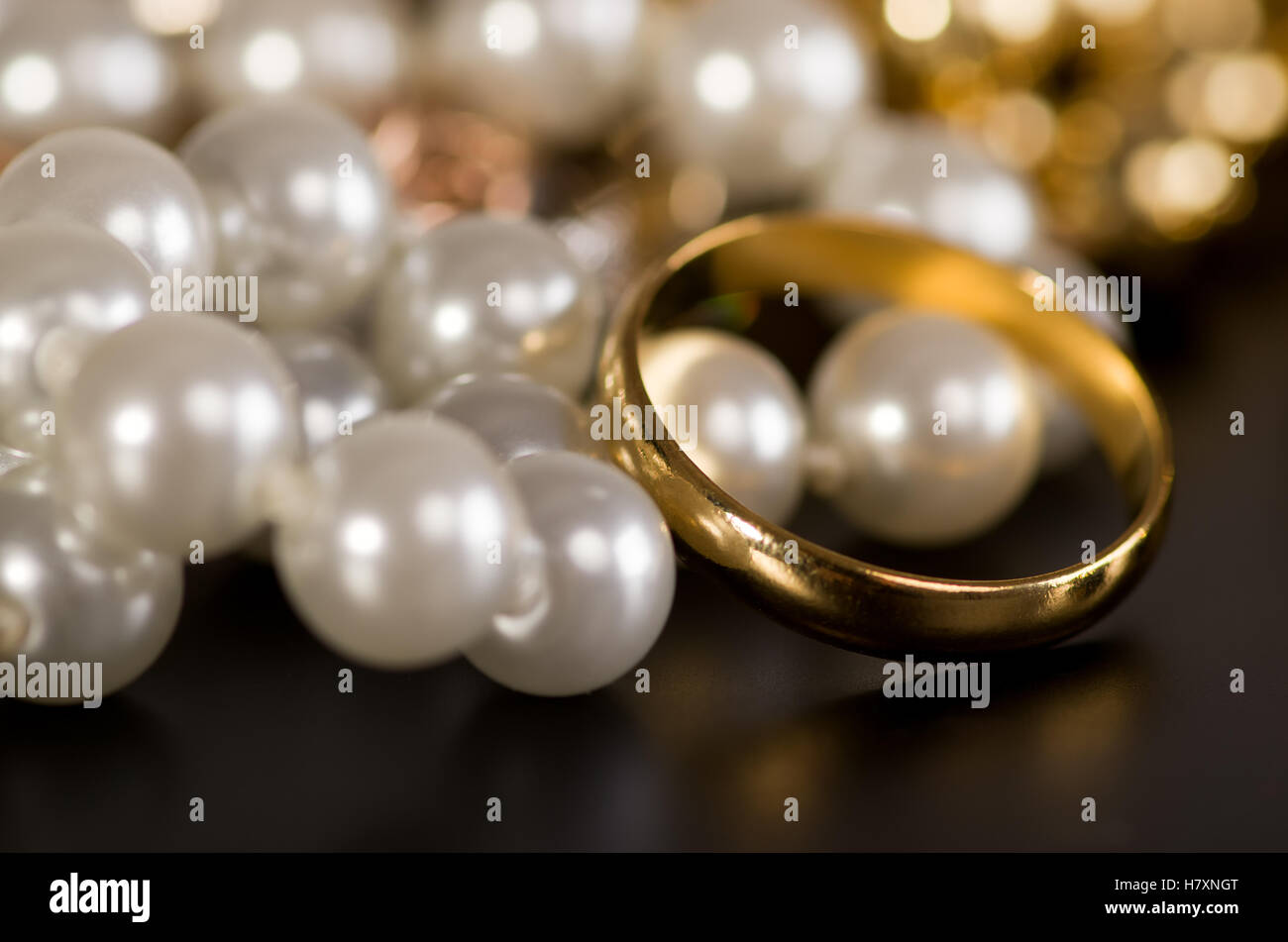 Schmuck mit Perlen und Gold auf schwarzem Hintergrund. Stockfoto