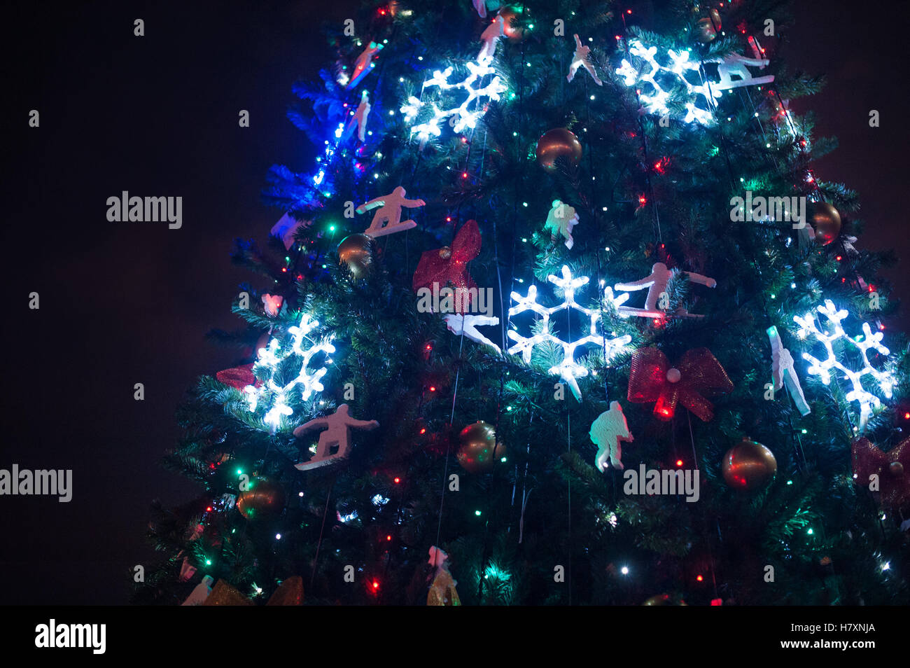 Geschmückter Weihnachtsbaum mit Schneeflocken und Spielzeug Stockfoto