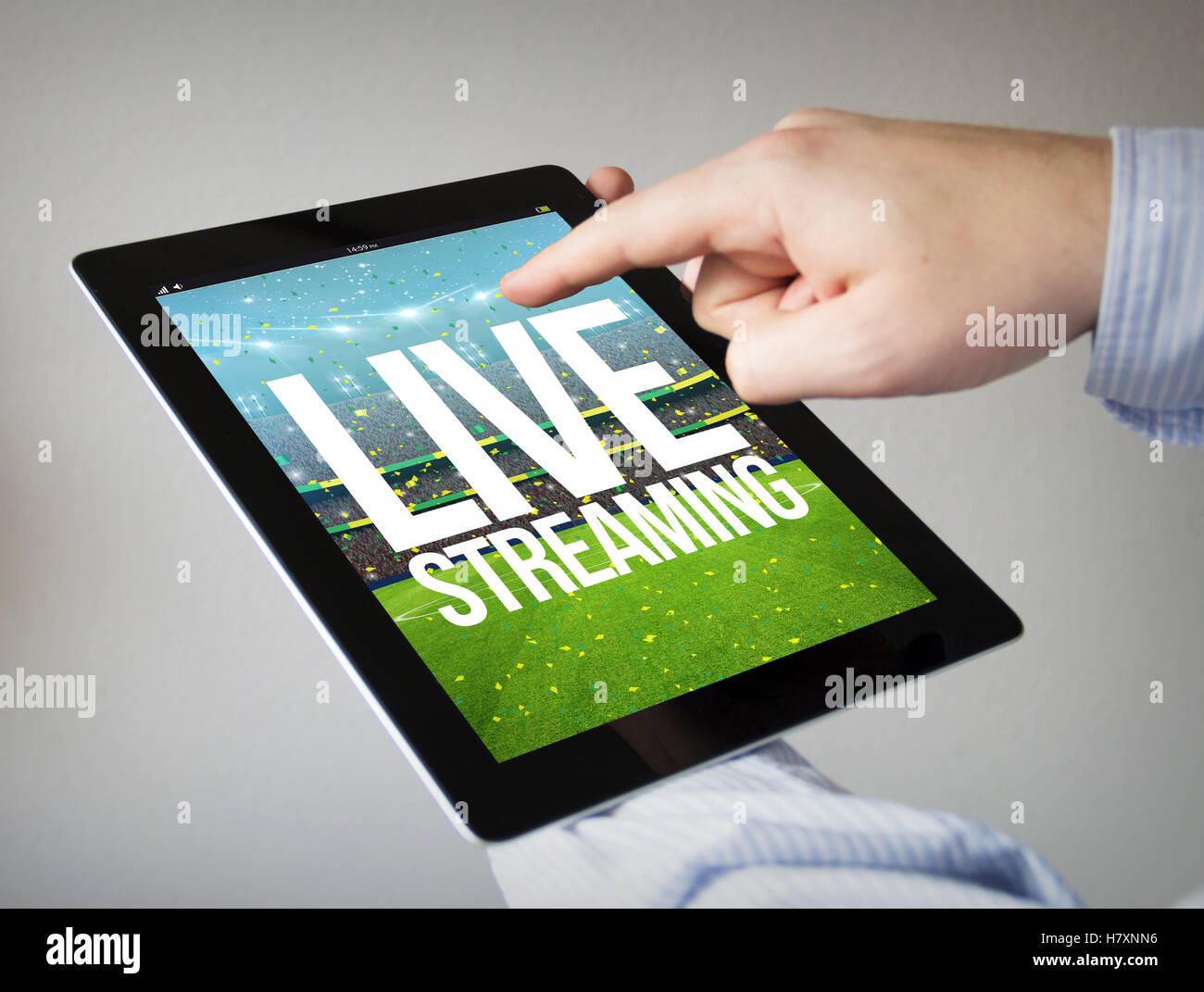 neue Technologien-Konzept: Hände mit Touchscreen-Tablet mit live-streaming auf dem Bildschirm. Die Bildschirmgrafik bestehen. Stockfoto