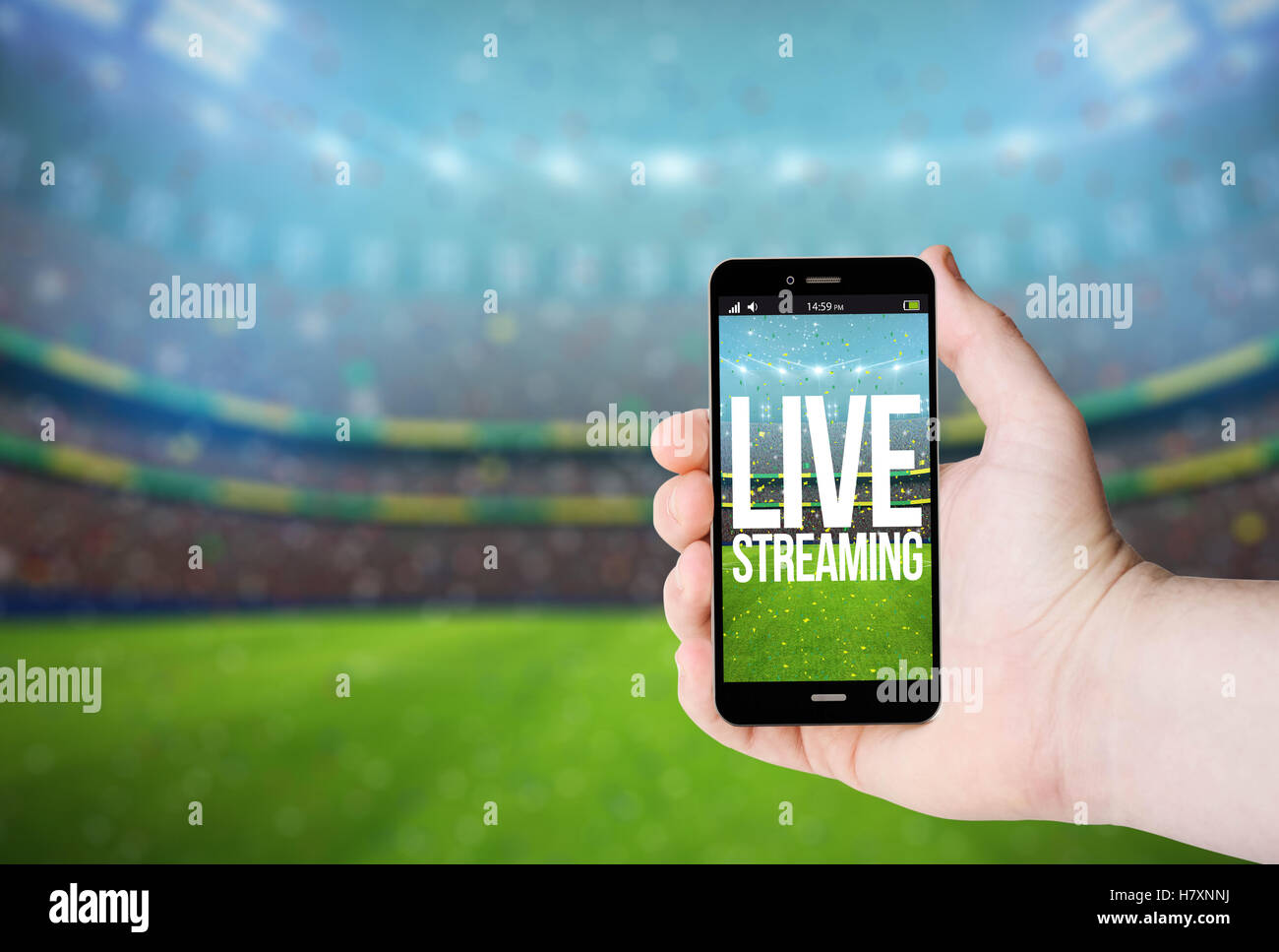 Hand halten Sie eine Telefon mit live-streaming auf einem Bildschirm auf dem Hintergrund eines Stadions. Alle Bildschirm-Grafiken bestehen. Stockfoto