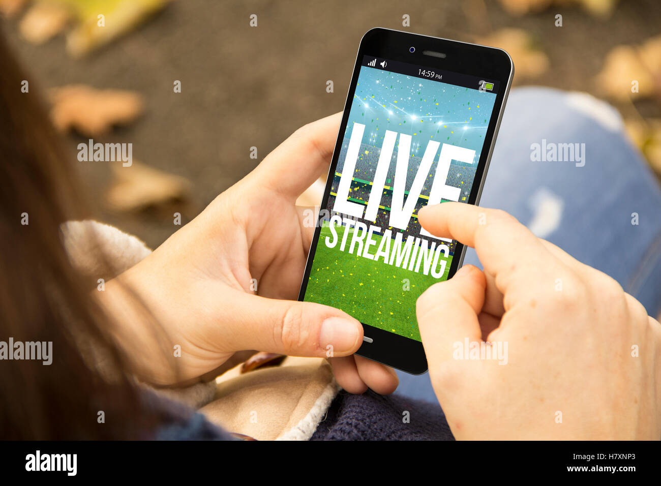 Video-Streaming-Konzept: Frau Betrieb erzeugt eine 3d Smartphone mit live-streaming auf dem Bildschirm. Grafiken auf dem Bildschirm erfolgen Stockfoto