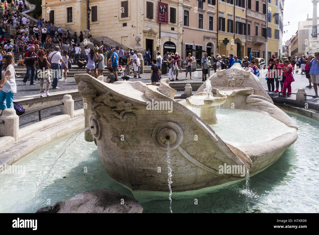 Rom - 15. September 2016: Piazza di Spagna in Rom mit seinem Brunnen und die spanische Treppe ist eines der berühmtesten Stadt Plätze ich Stockfoto