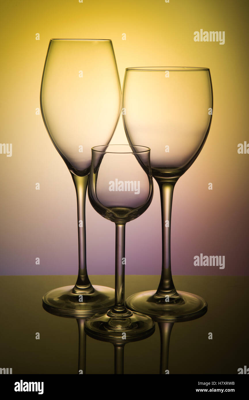 Verschiedene Gläser Wein auf einem farbigen Hintergrund Stockfoto