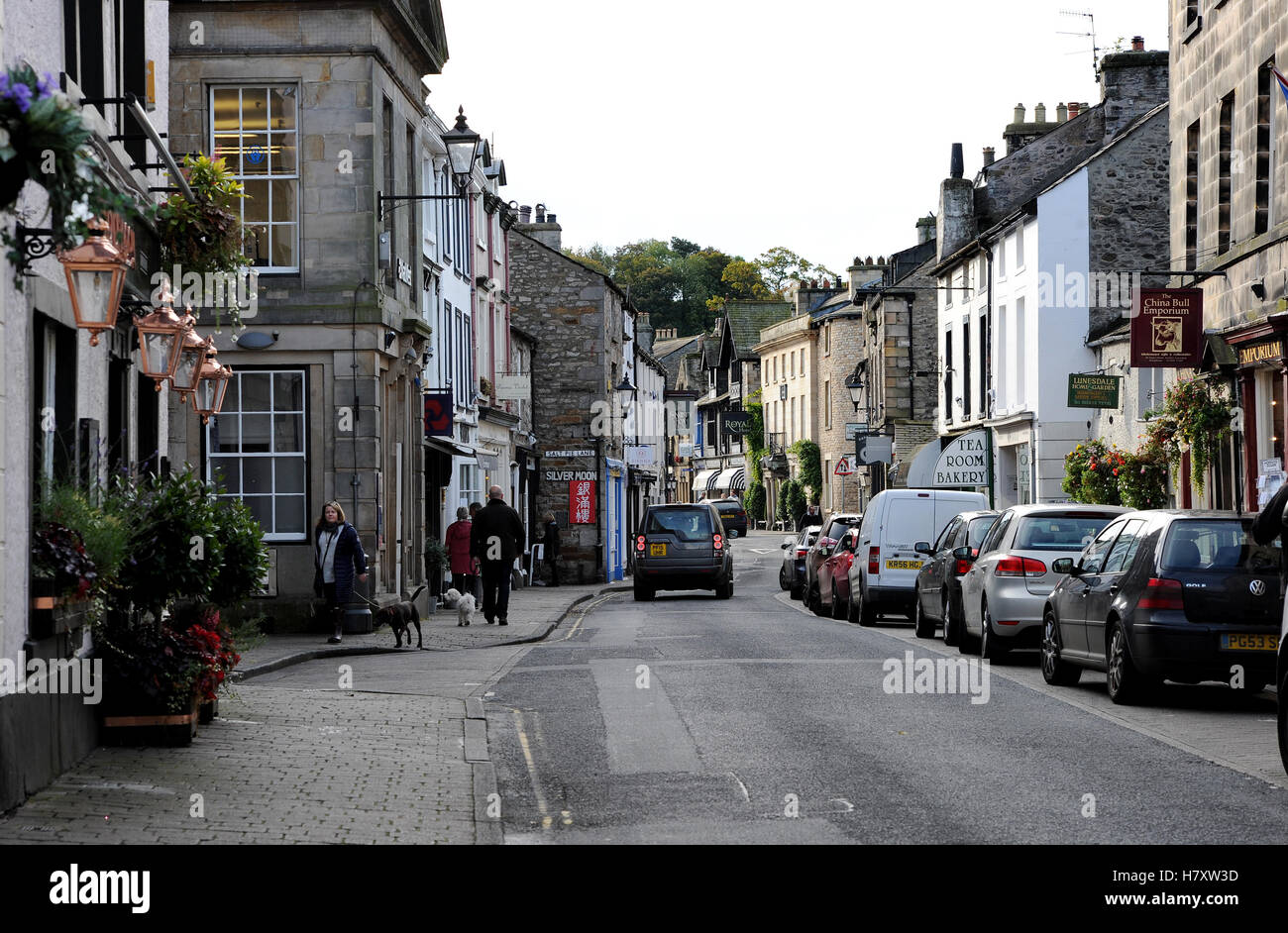 Main Street, Kirkby Lonsdale, Cumbria. Bild von Paul Heyes, Montag, 24. Oktober 2016. Stockfoto