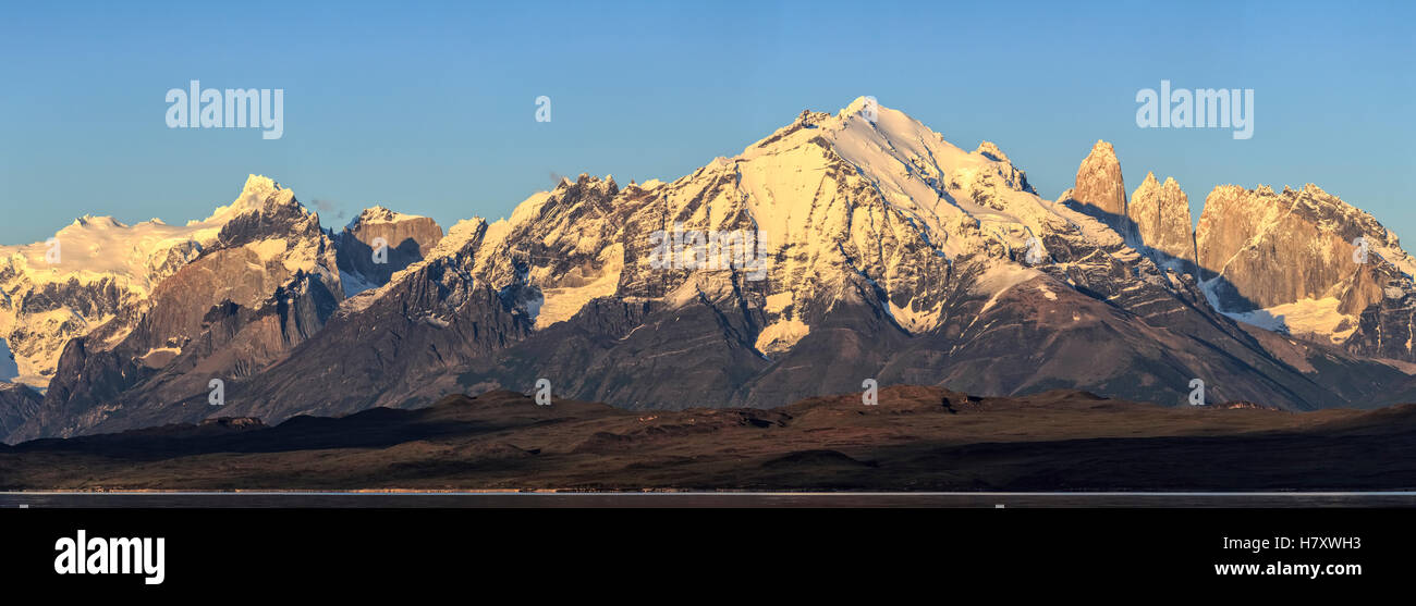 Sonnenaufgang Panorama Der Cordillera Paine Range Im Torres Del Paine Nationalpark Mit Lake Sarmiento Und Berühmten Torres Del Paine Peaks In Chilenischen Teil ... Stockfoto