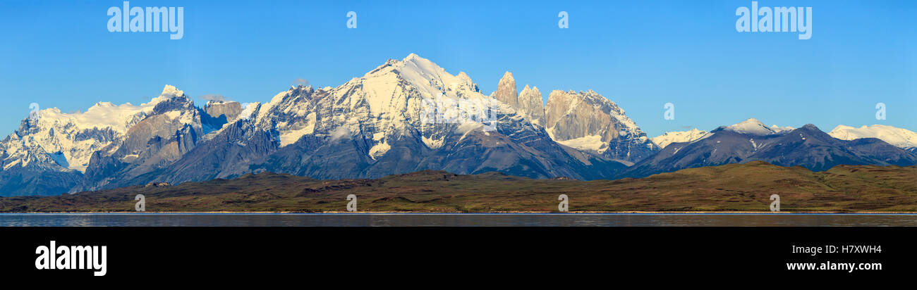 Sonnenaufgang Panorama Der Cordillera Paine Range Im Torres Del Paine Nationalpark Mit Lake Sarmiento Und Berühmten Torres Del Paine Peaks In Chilenischen Teil ... Stockfoto