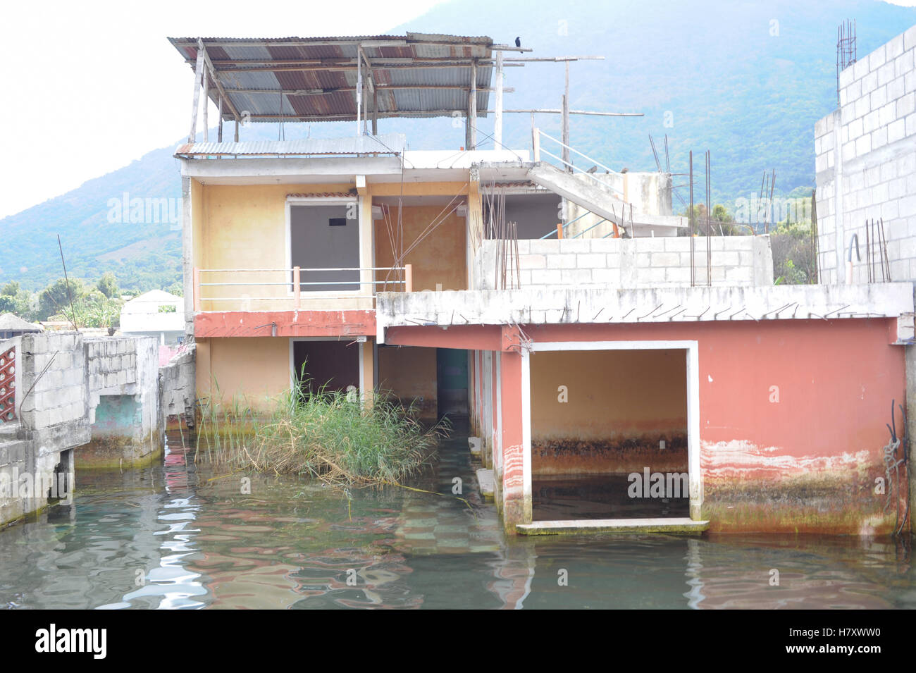 Überfluteten Haus in San Pedro am Lake Atitlan, Guatemala Stockfoto