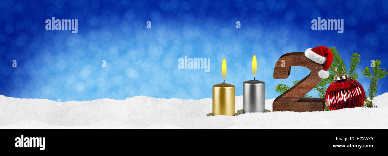 2. Sonntag im Advent Konzept Xmas Panorama blauen Hintergrund mit Kerzen Kugel Kugel Schnee und Rot Silber verziert Tanne branche Stockfoto